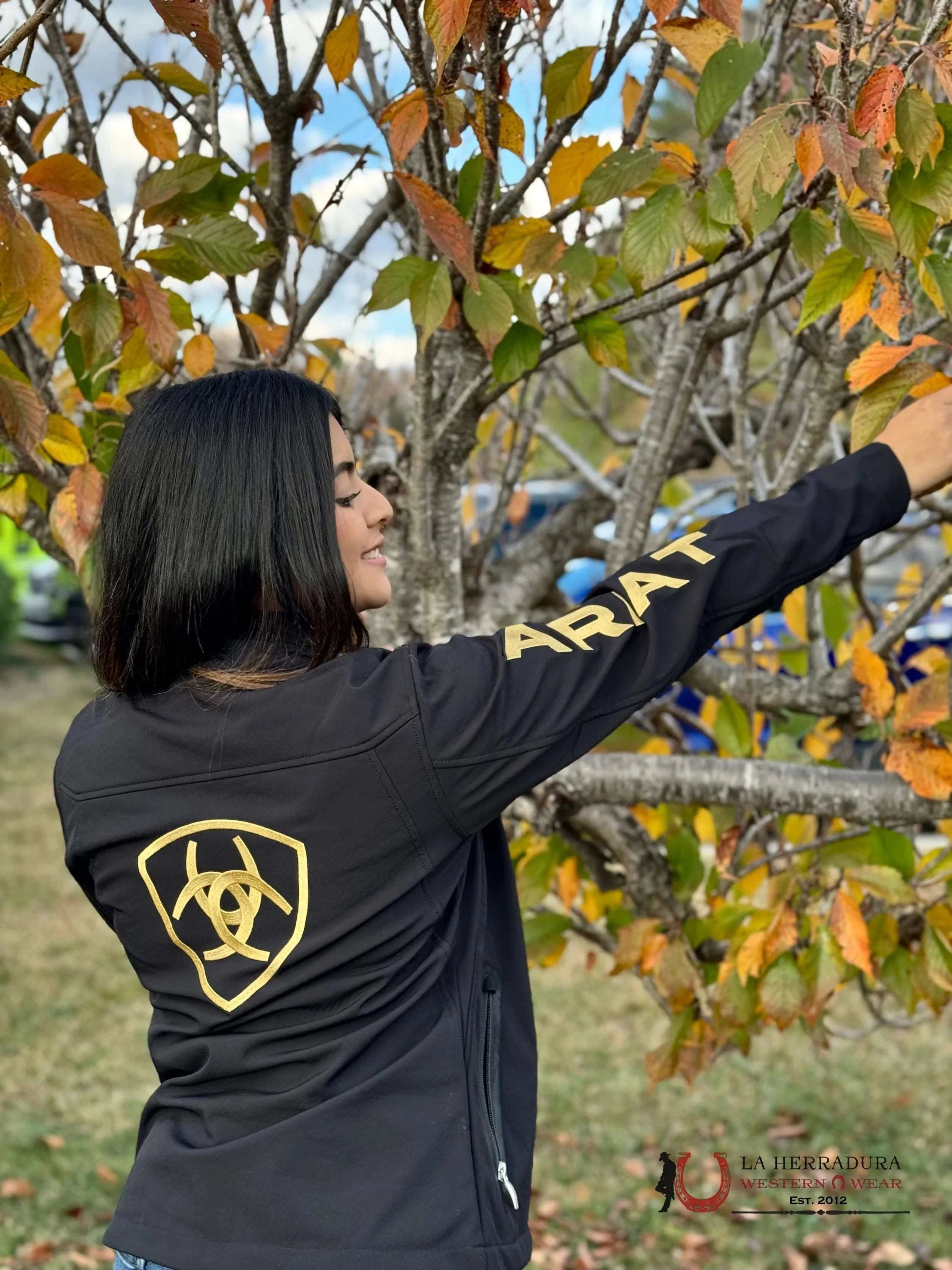 Ariat Jacket Softshell Black & Gold Team Logo Ropa Mujeres