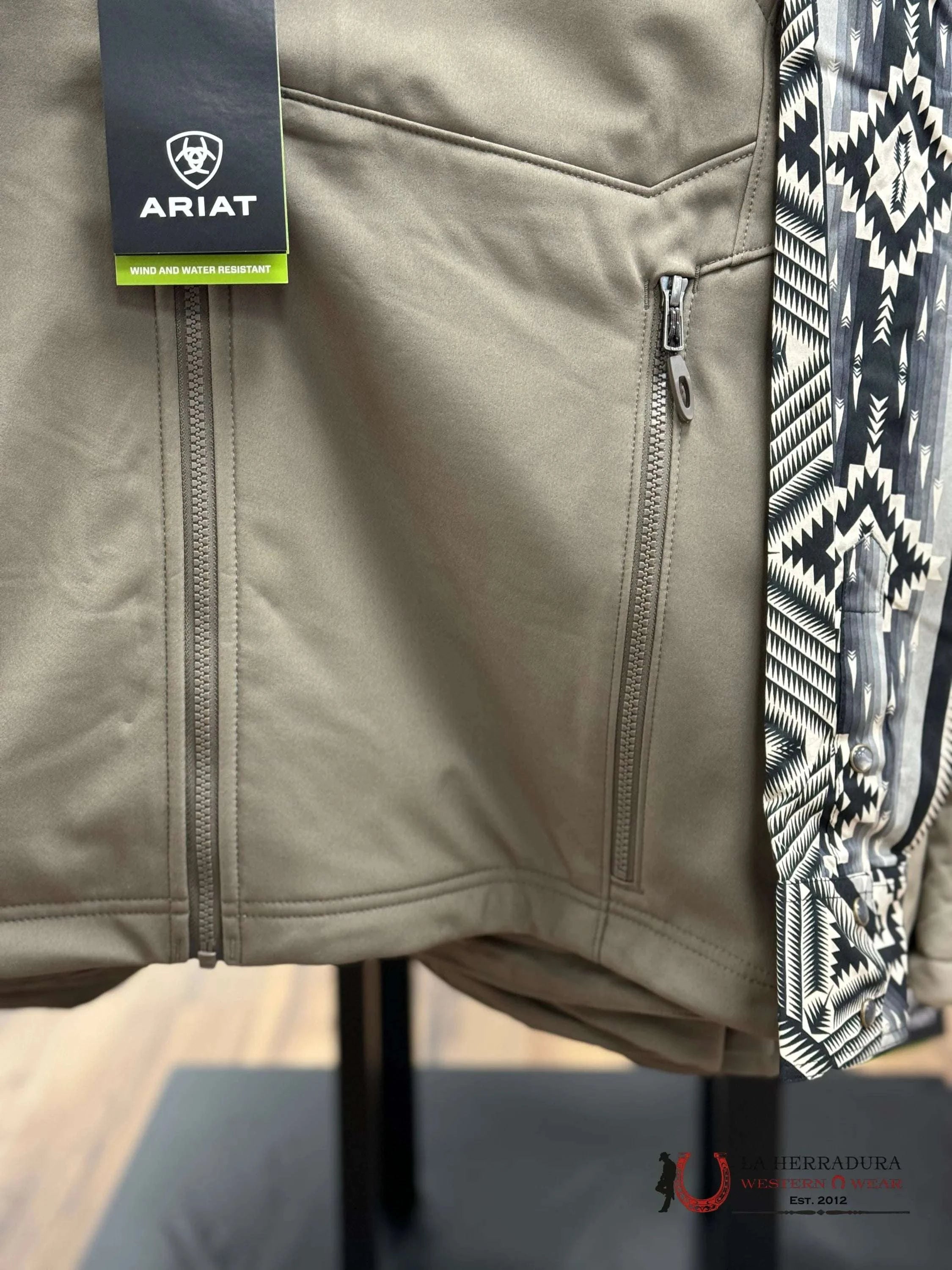 Ariat Logo 2.0 Softshell Bayan Bark Ropa Hombres