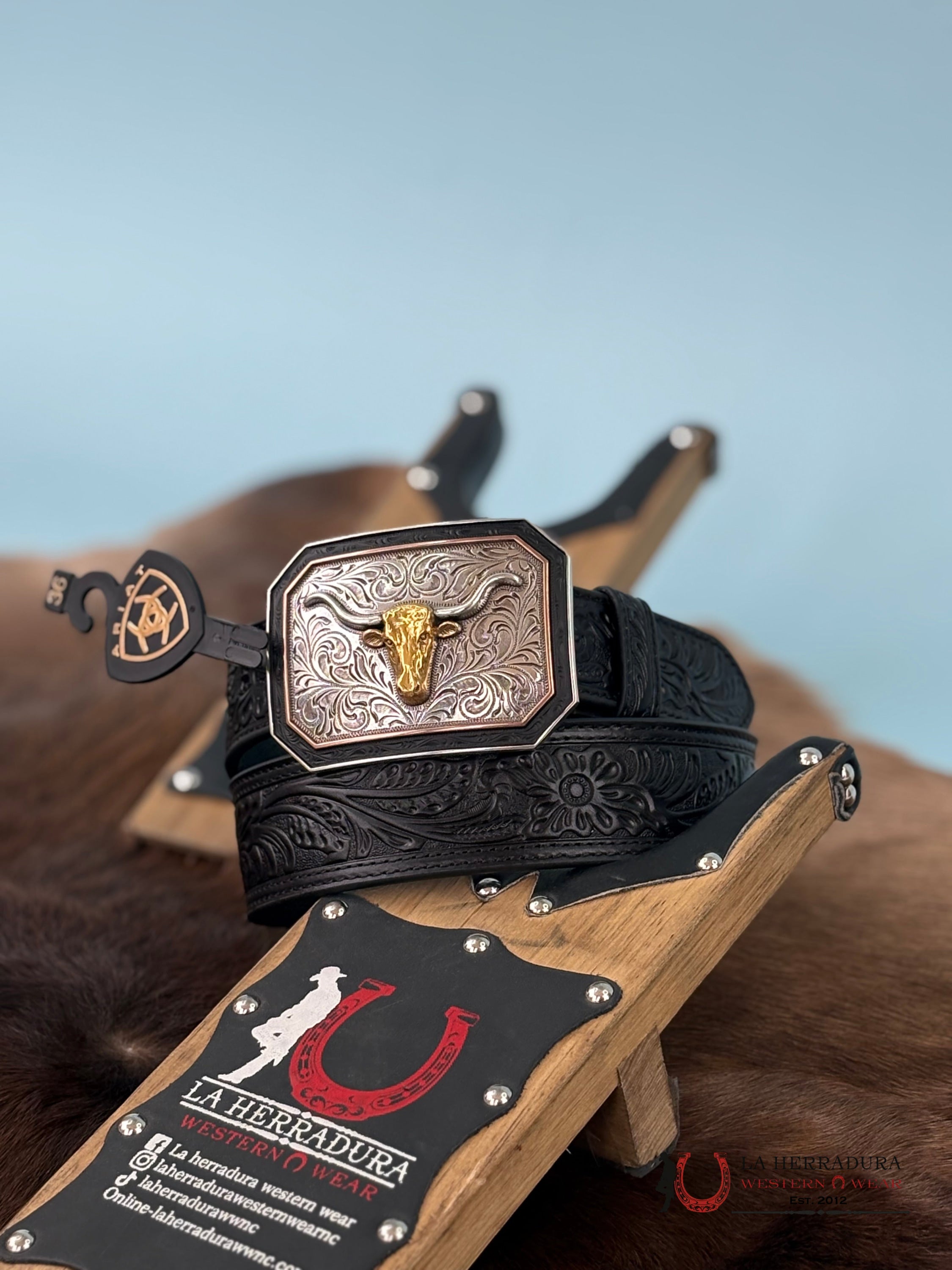 Ariat Mens Floral Embossed Black Belt & Bull Buckle Cinturones Hombres