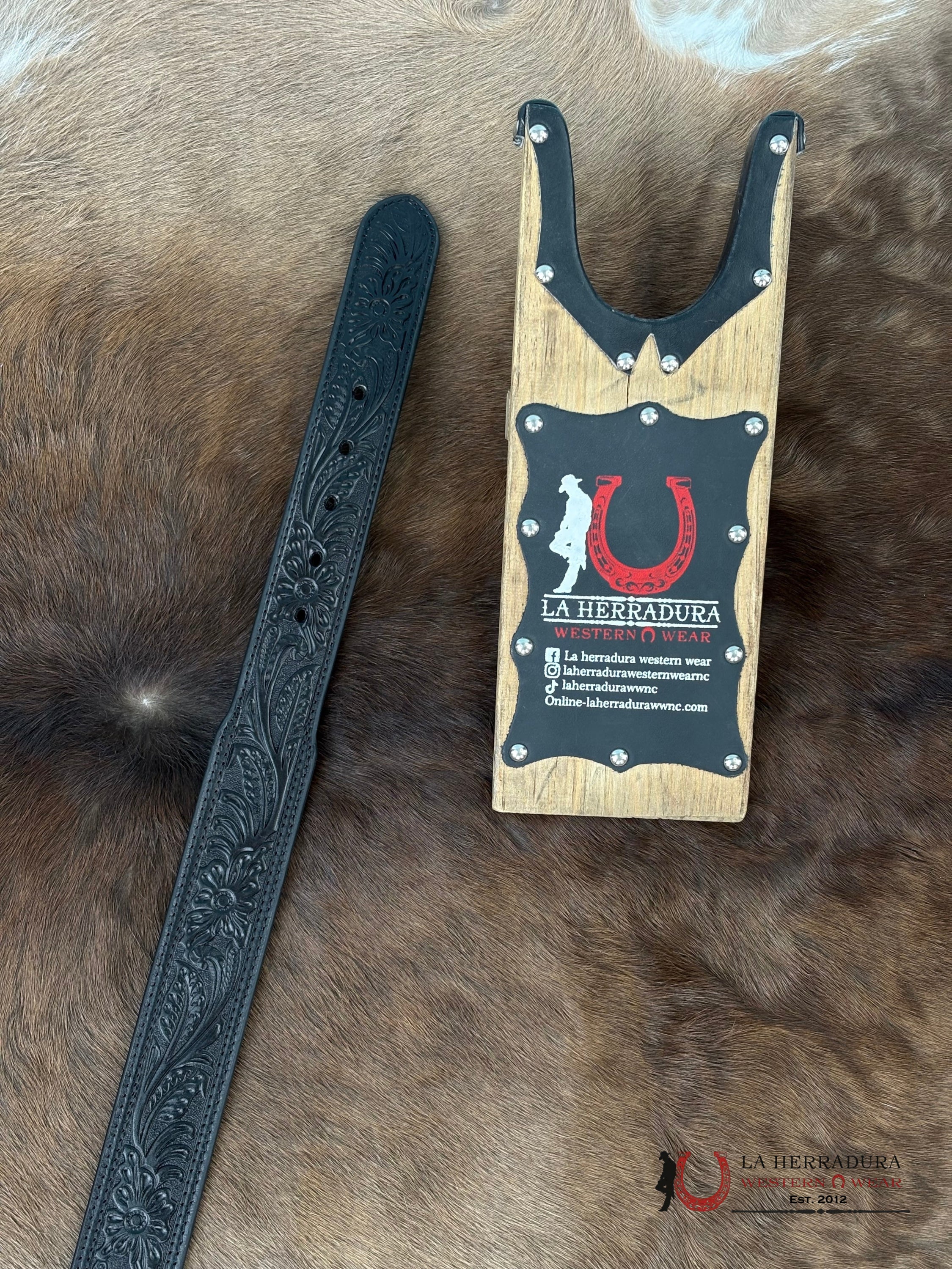 Ariat Mens Floral Embossed Black Belt & Bull Buckle Cinturones Hombres