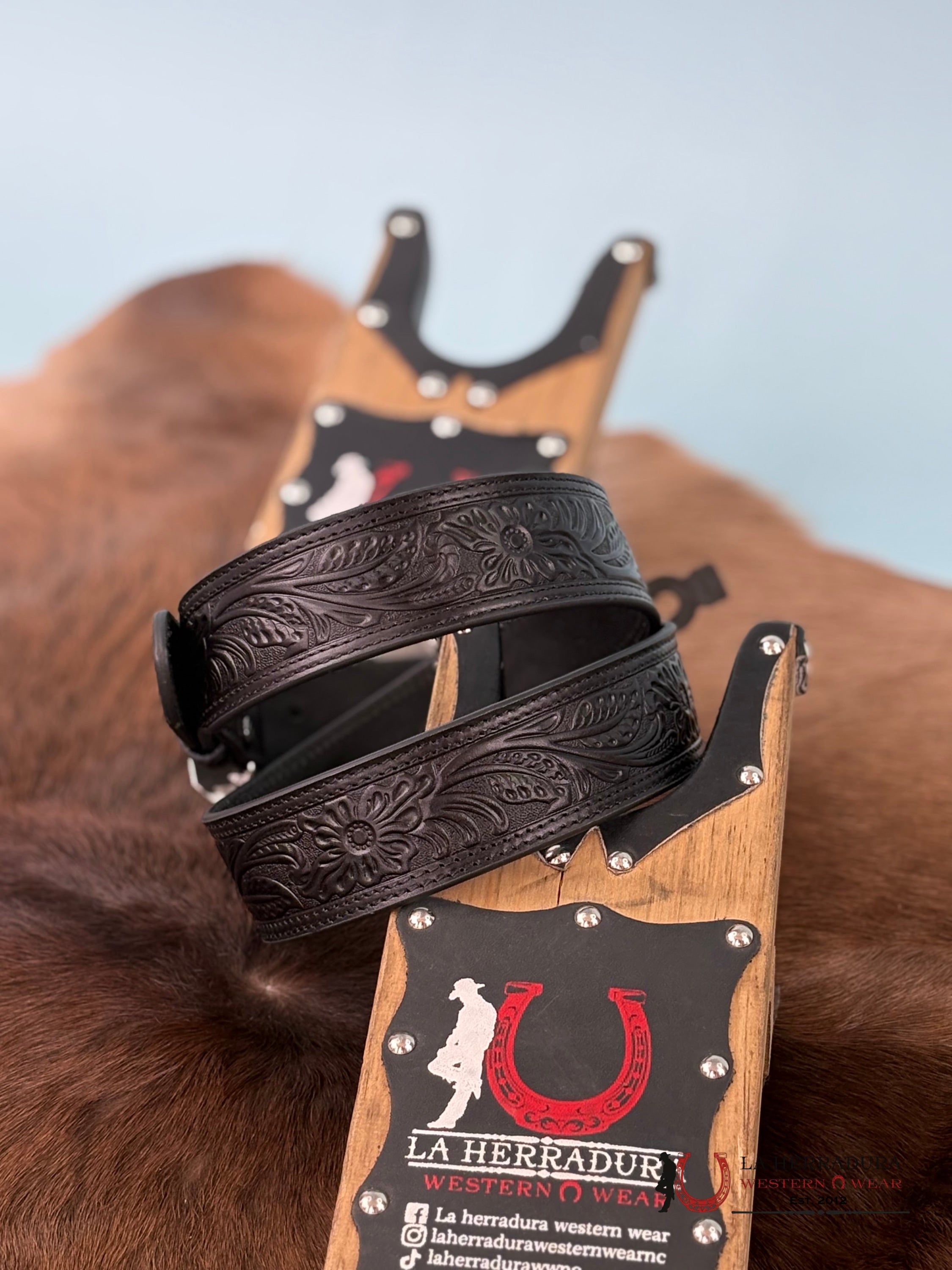 Ariat Mens Floral Embossed Black Belt & Bull Buckle Cinturones Hombres