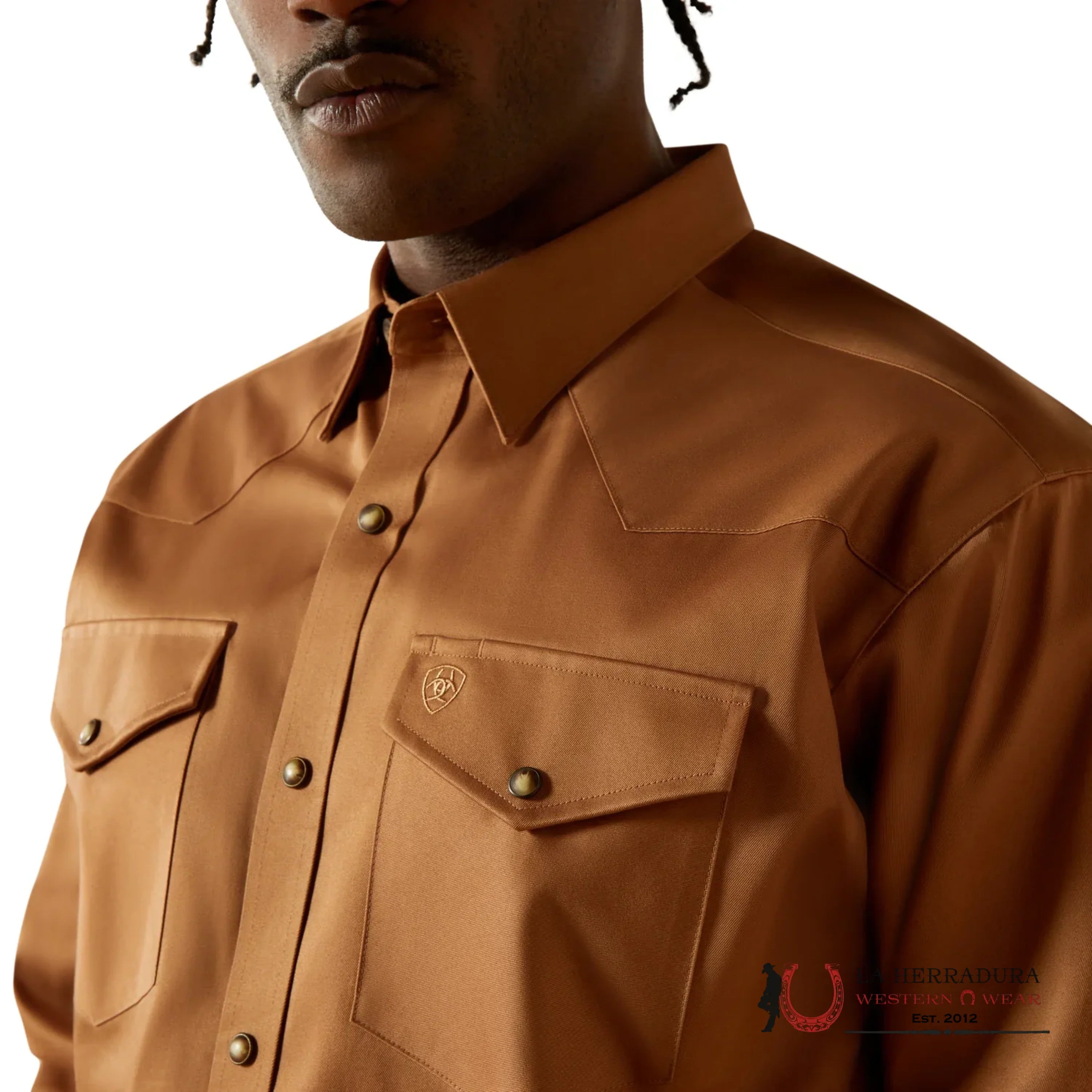 ARIAT TEAM LOGO TWILL LS SHRT TAN CLASSIC FIT 10062473 ROPA HOMBRES