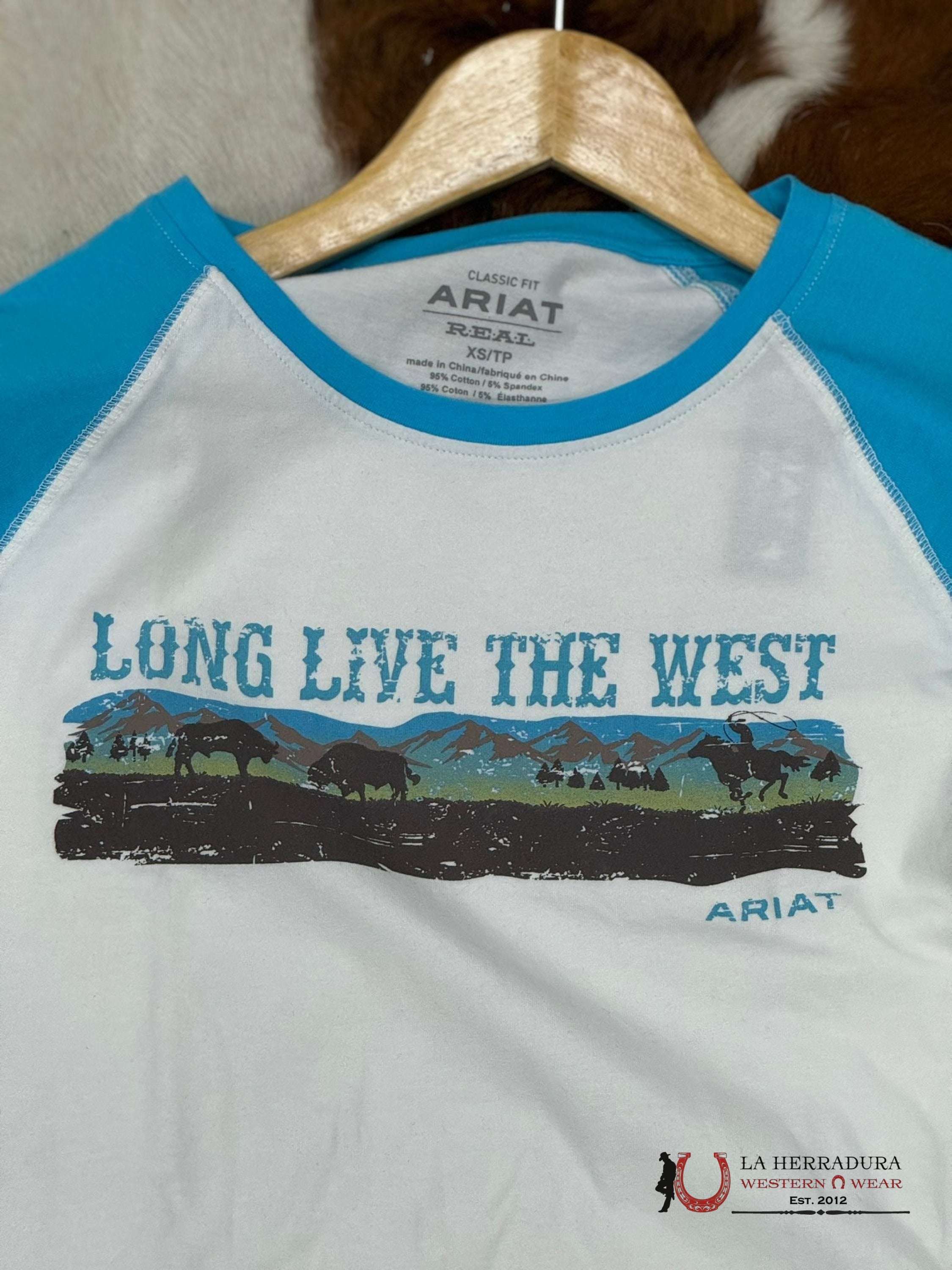 Ariat Women Real Long Live Baseball Cloud Dancer Bachelor Button Sleeve T-Shirt Ropa Mujeres