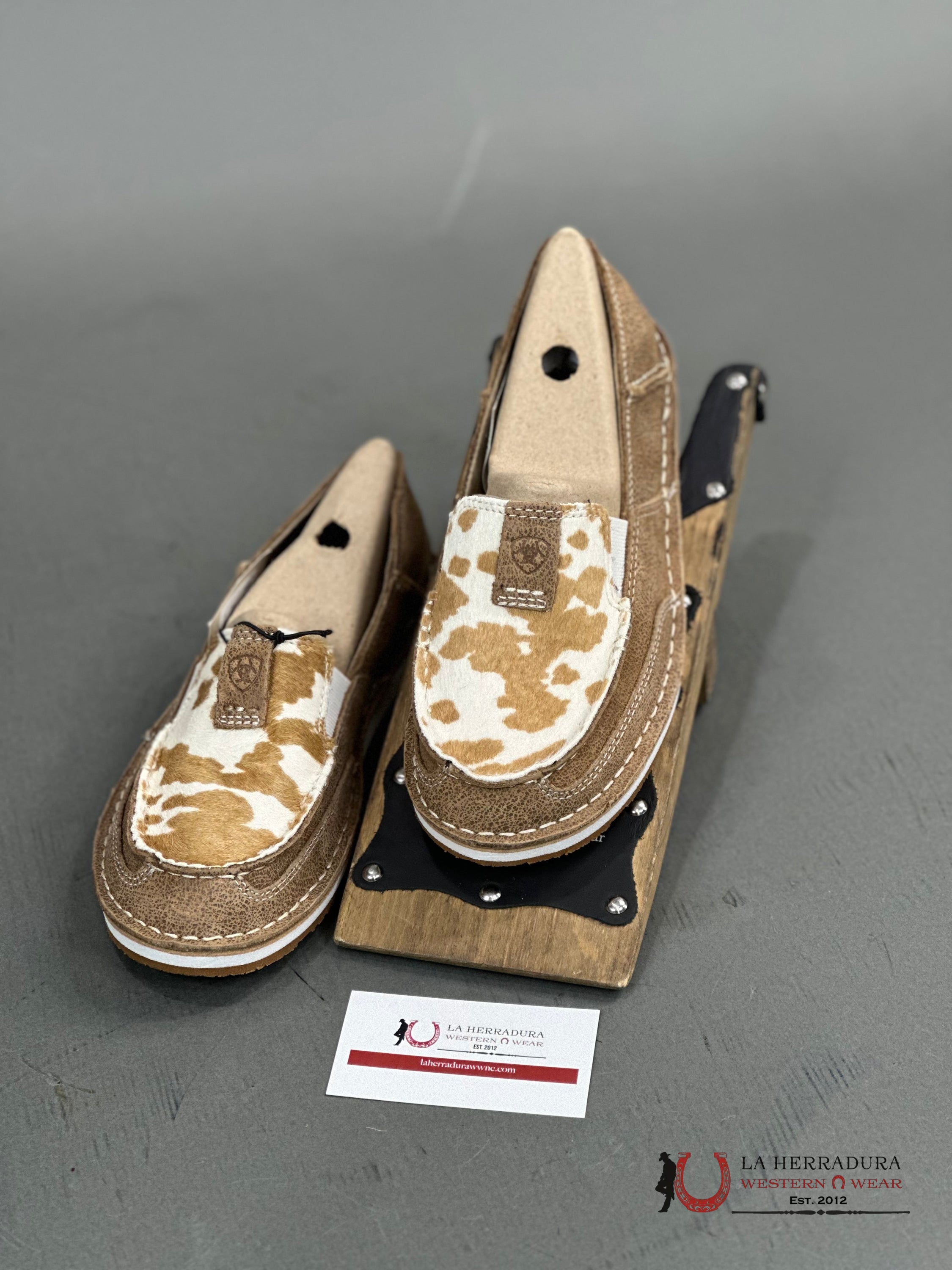 Ariat Womens Slip On Cruiser Adobe / Tan And White Hair Zapatos Mujeres