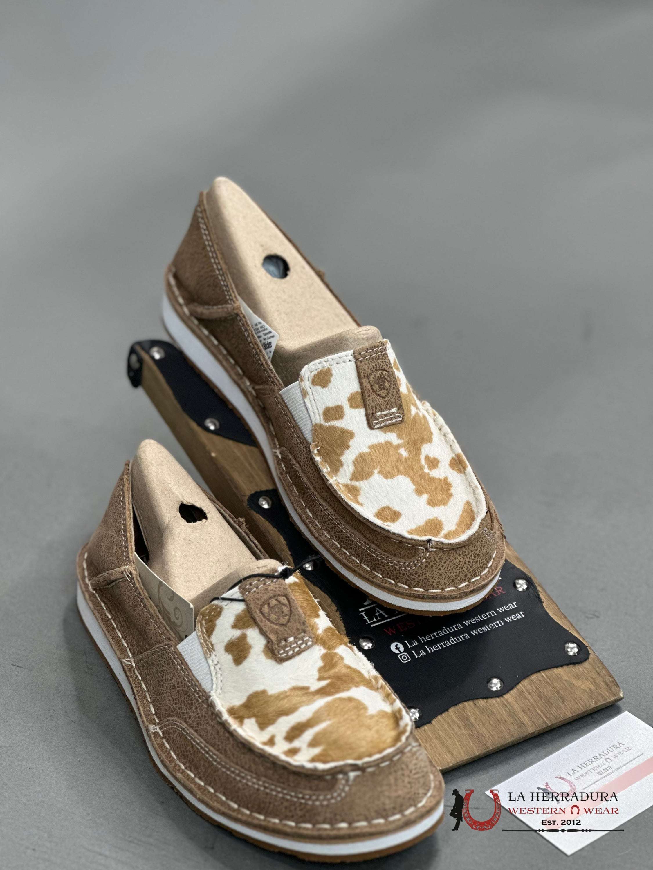 Ariat Womens Slip On Cruiser Adobe / Tan And White Hair Zapatos Mujeres