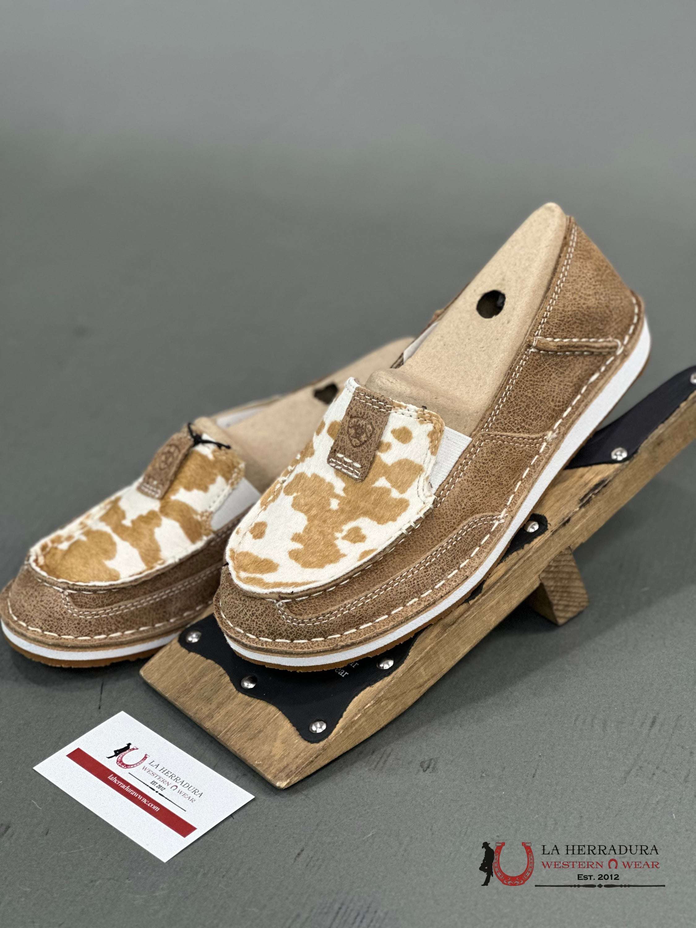 Ariat Womens Slip On Cruiser Adobe / Tan And White Hair Zapatos Mujeres
