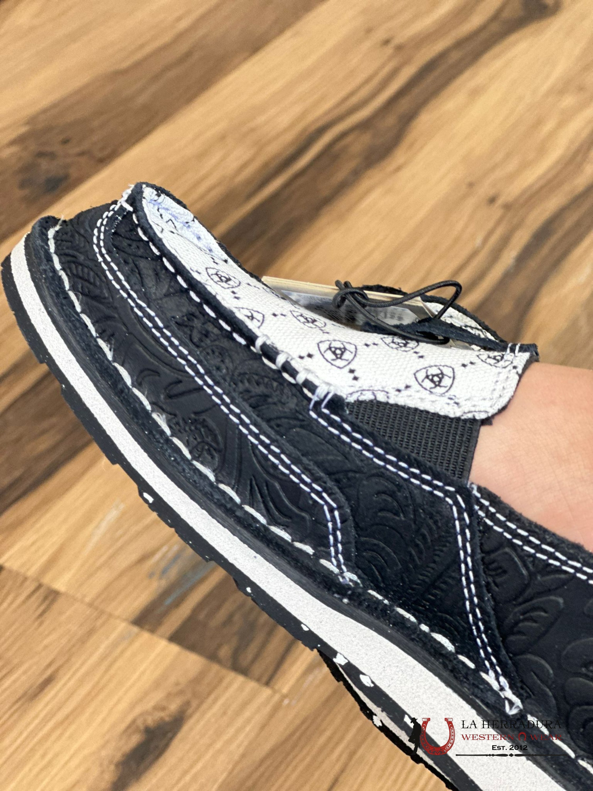 Ariat Womens Slip On Cruiser Black Suede Emboss & White Logo Print Zapatos Mujeres