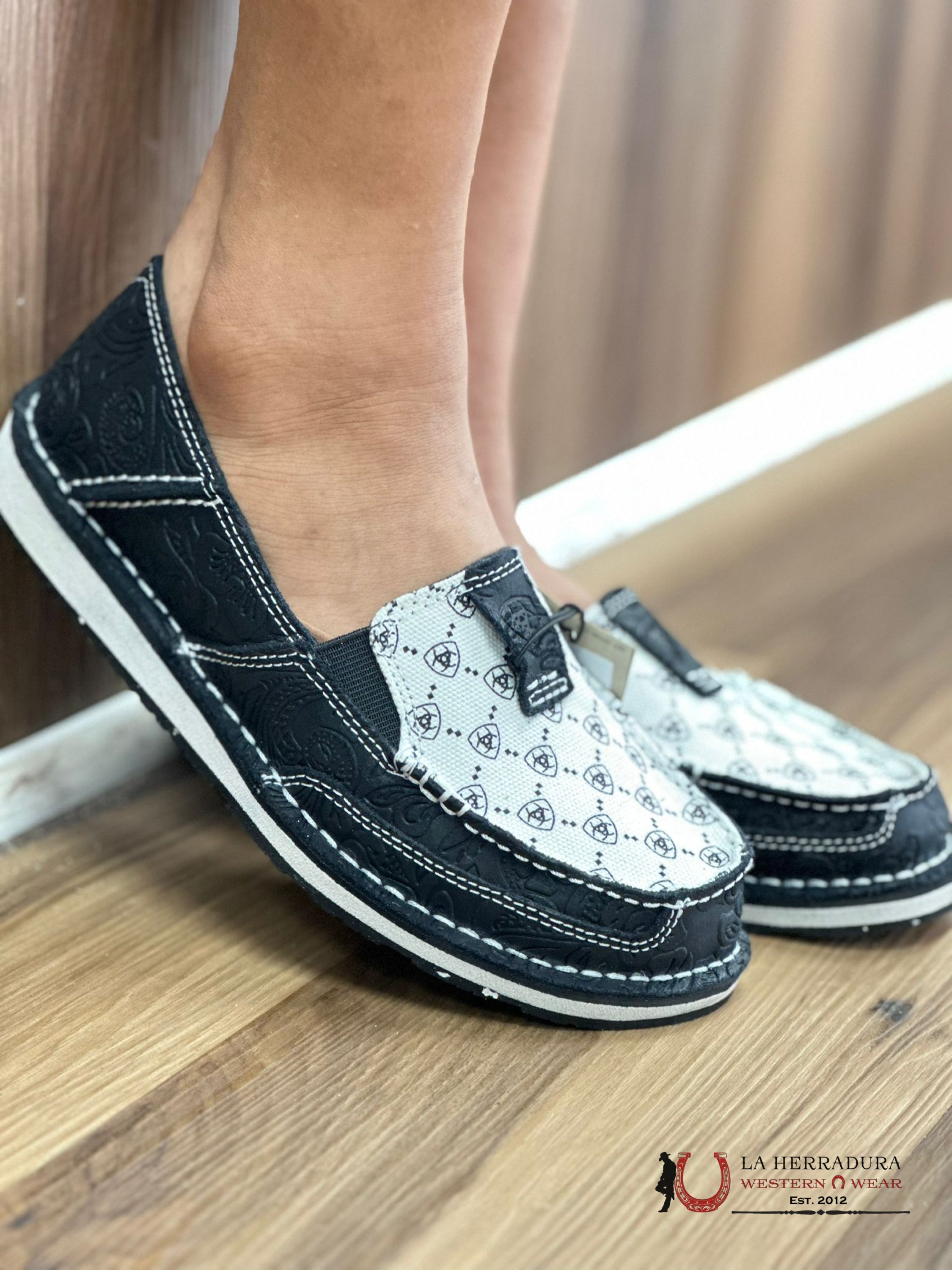 Ariat Womens Slip On Cruiser Black Suede Emboss & White Logo Print Zapatos Mujeres