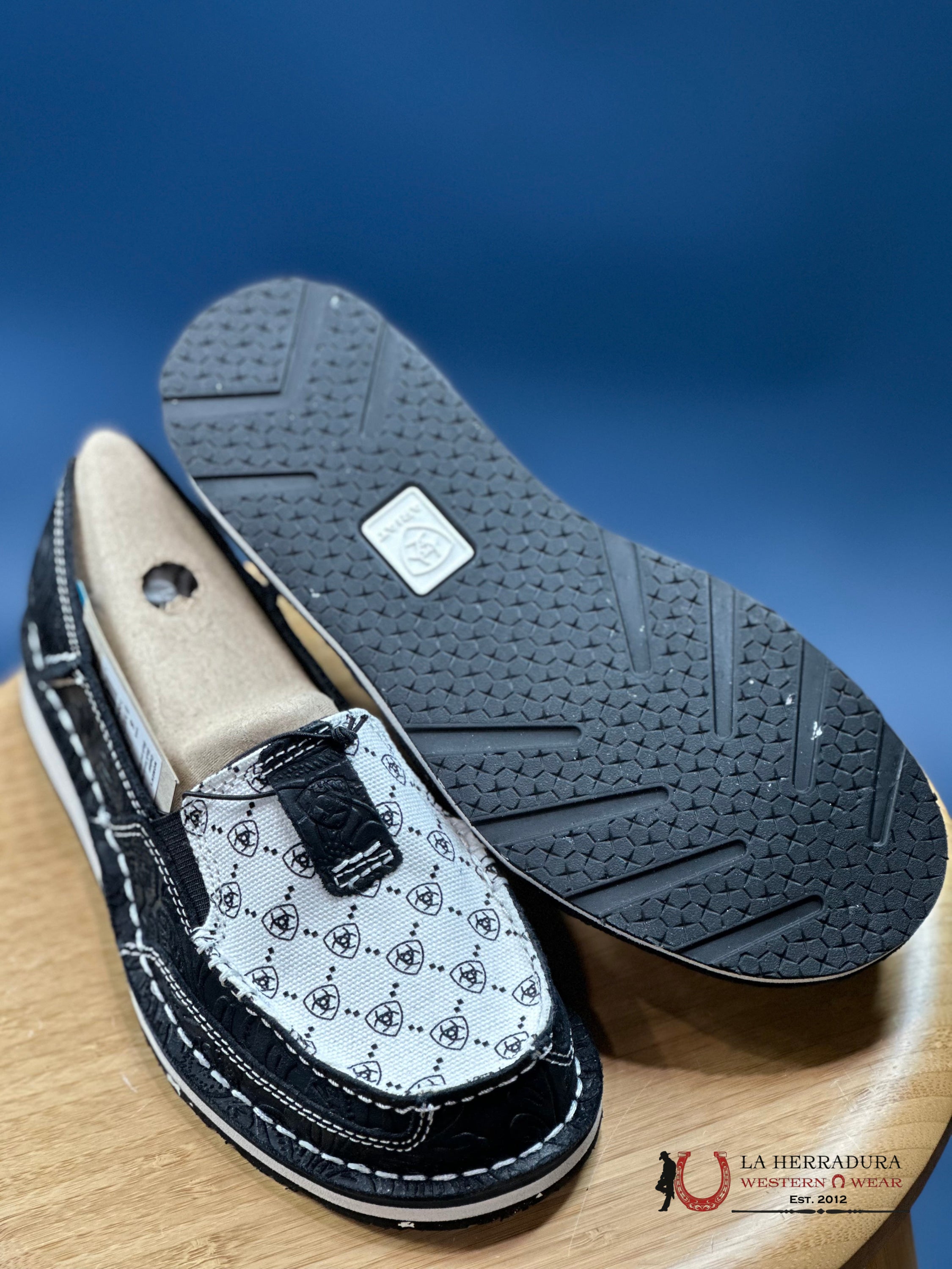 Ariat Womens Slip On Cruiser Black Suede Emboss & White Logo Print Zapatos Mujeres