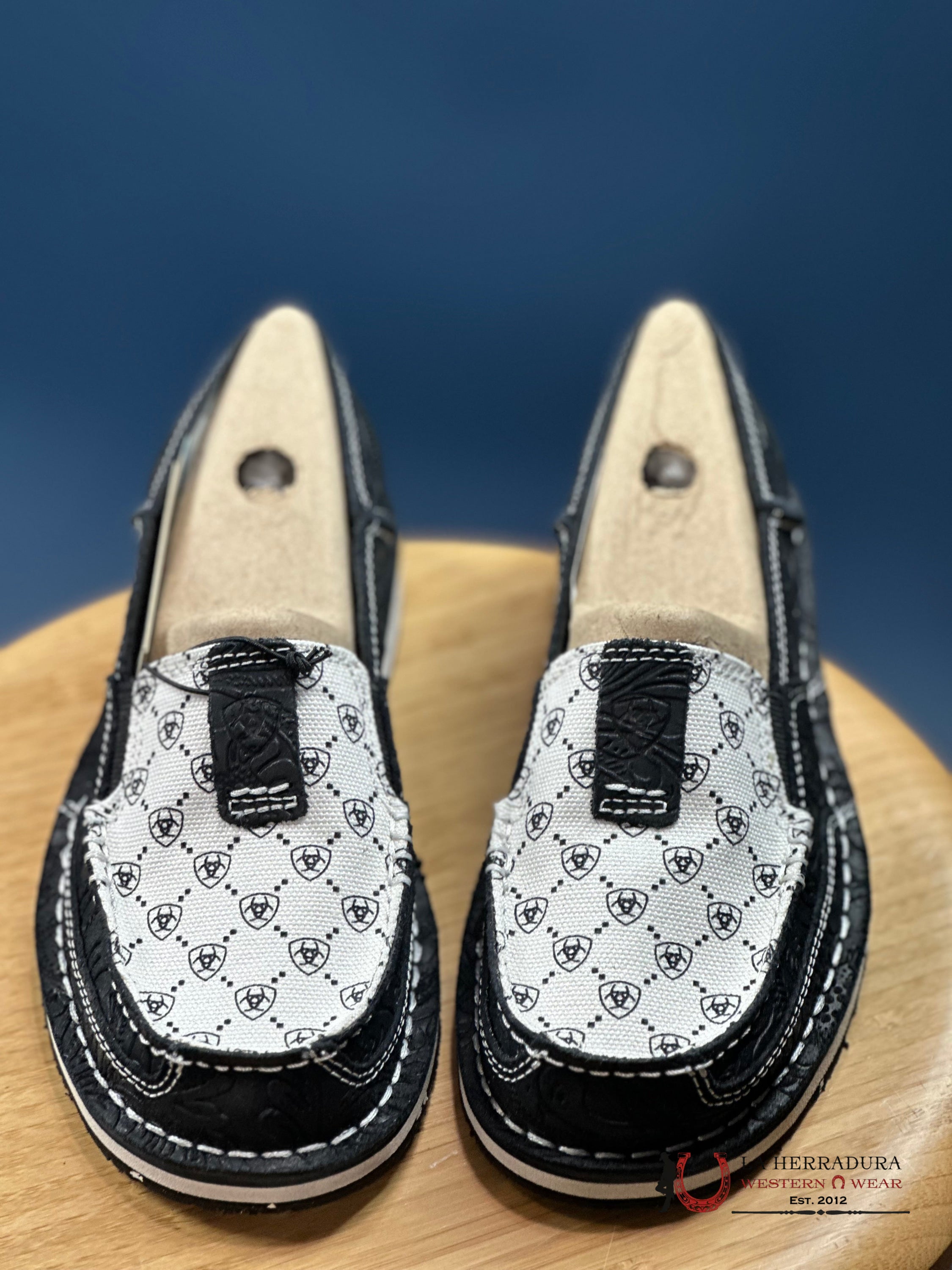 Ariat Womens Slip On Cruiser Black Suede Emboss & White Logo Print Zapatos Mujeres