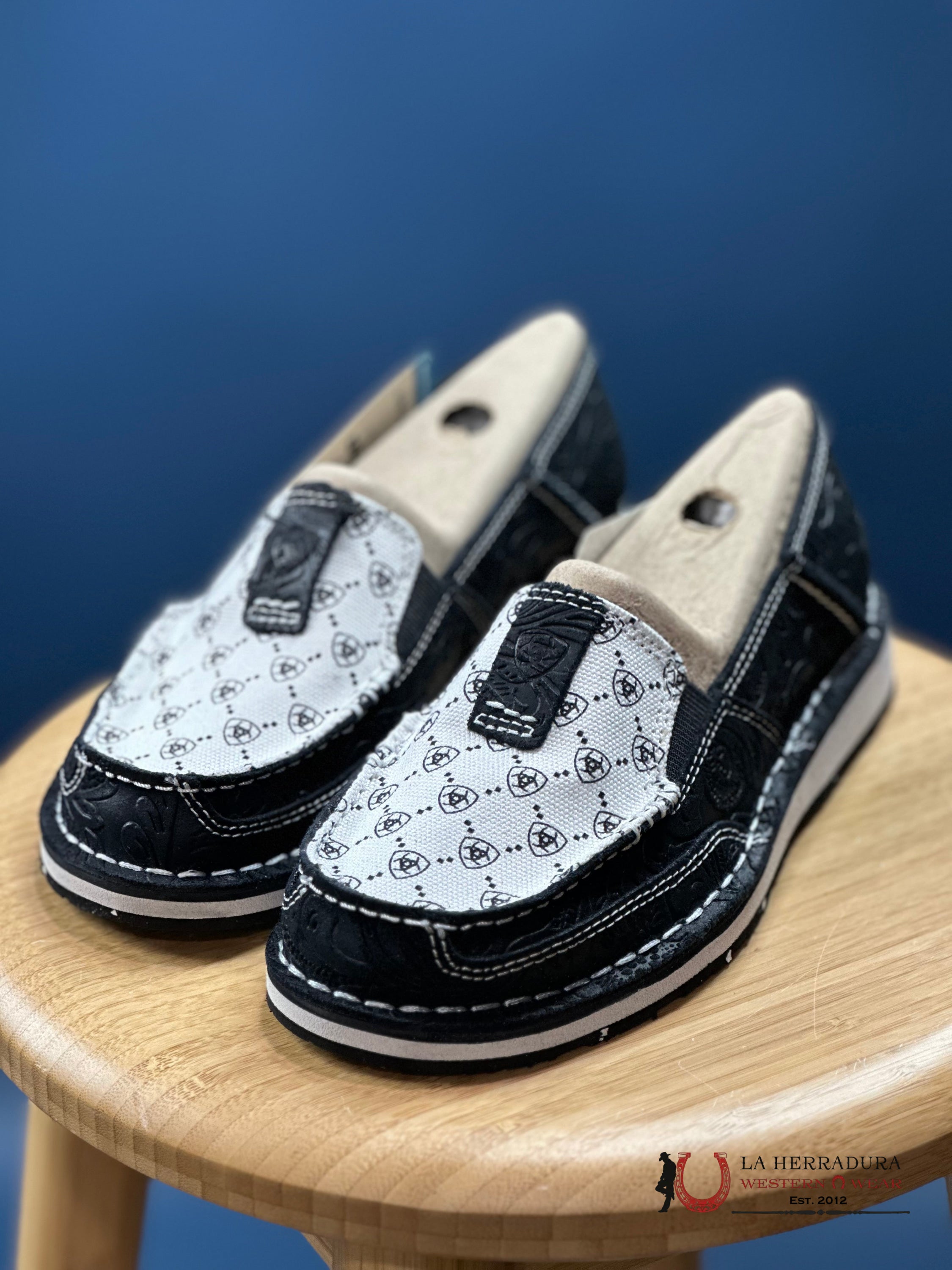 Ariat Womens Slip On Cruiser Black Suede Emboss & White Logo Print Zapatos Mujeres