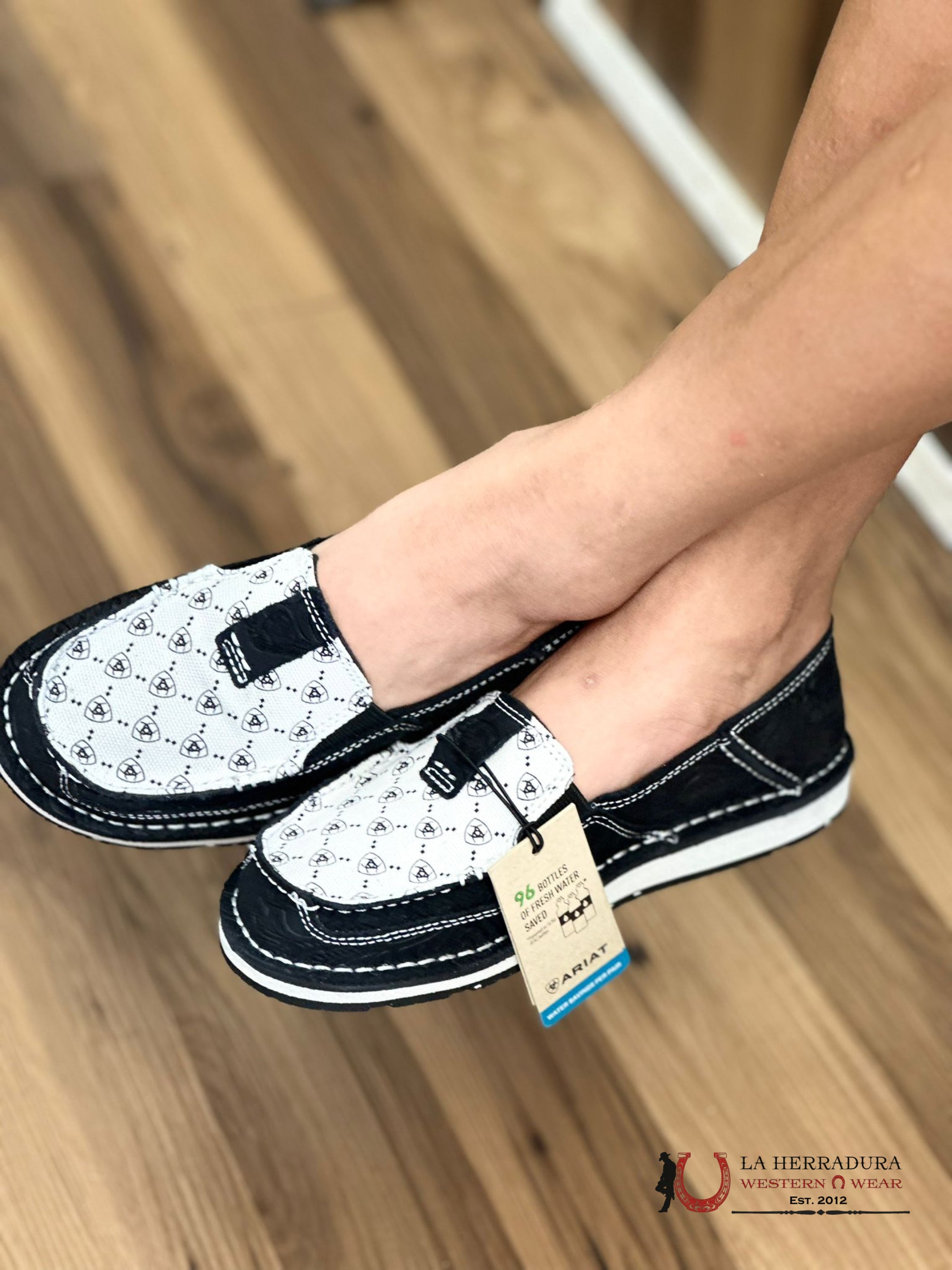 Ariat Womens Slip On Cruiser Black Suede Emboss & White Logo Print Zapatos Mujeres