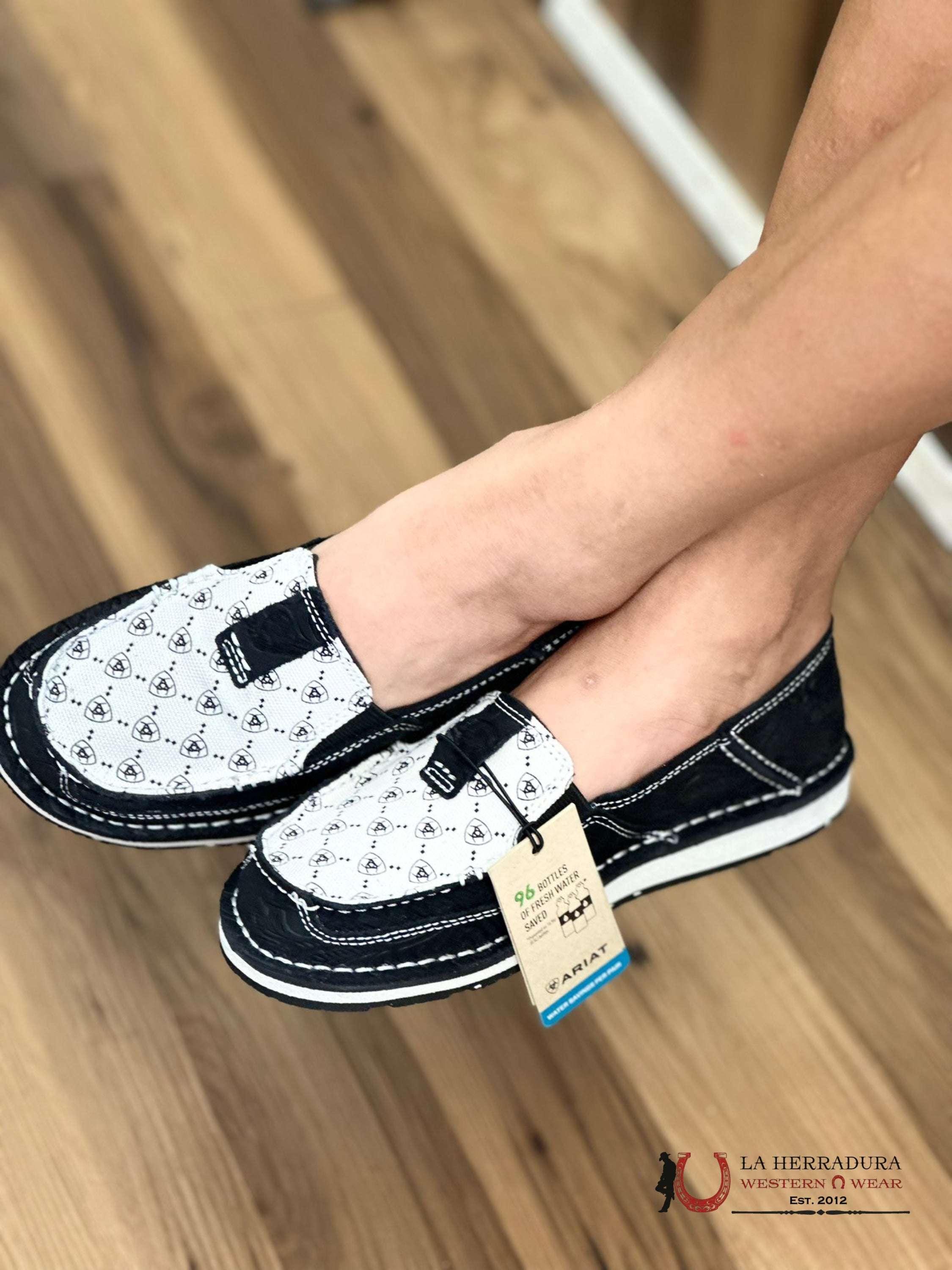 Ariat Womens Slip On Cruiser Black Suede Emboss & White Logo Print Zapatos Mujeres