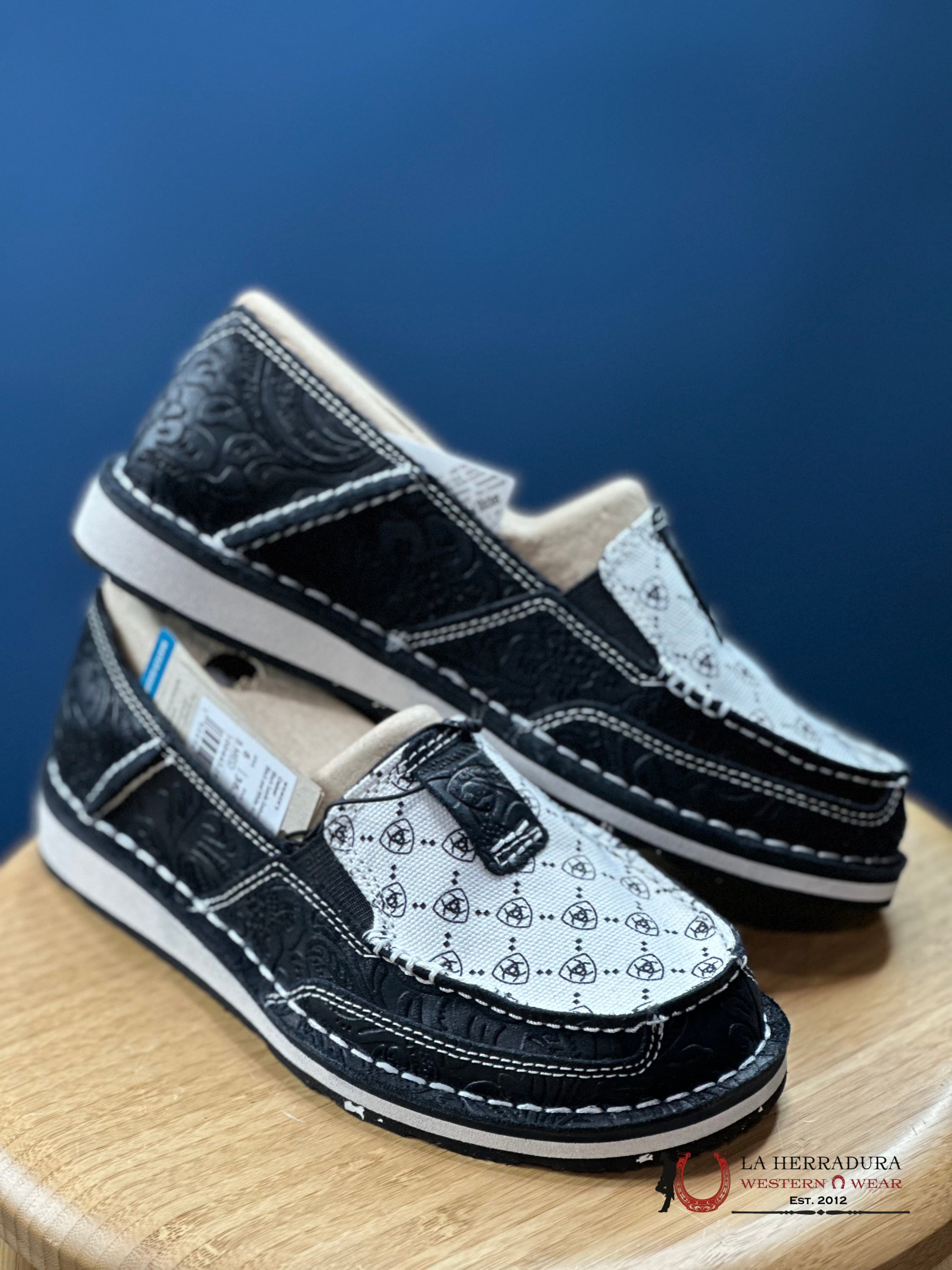 Ariat Womens Slip On Cruiser Black Suede Emboss & White Logo Print Zapatos Mujeres