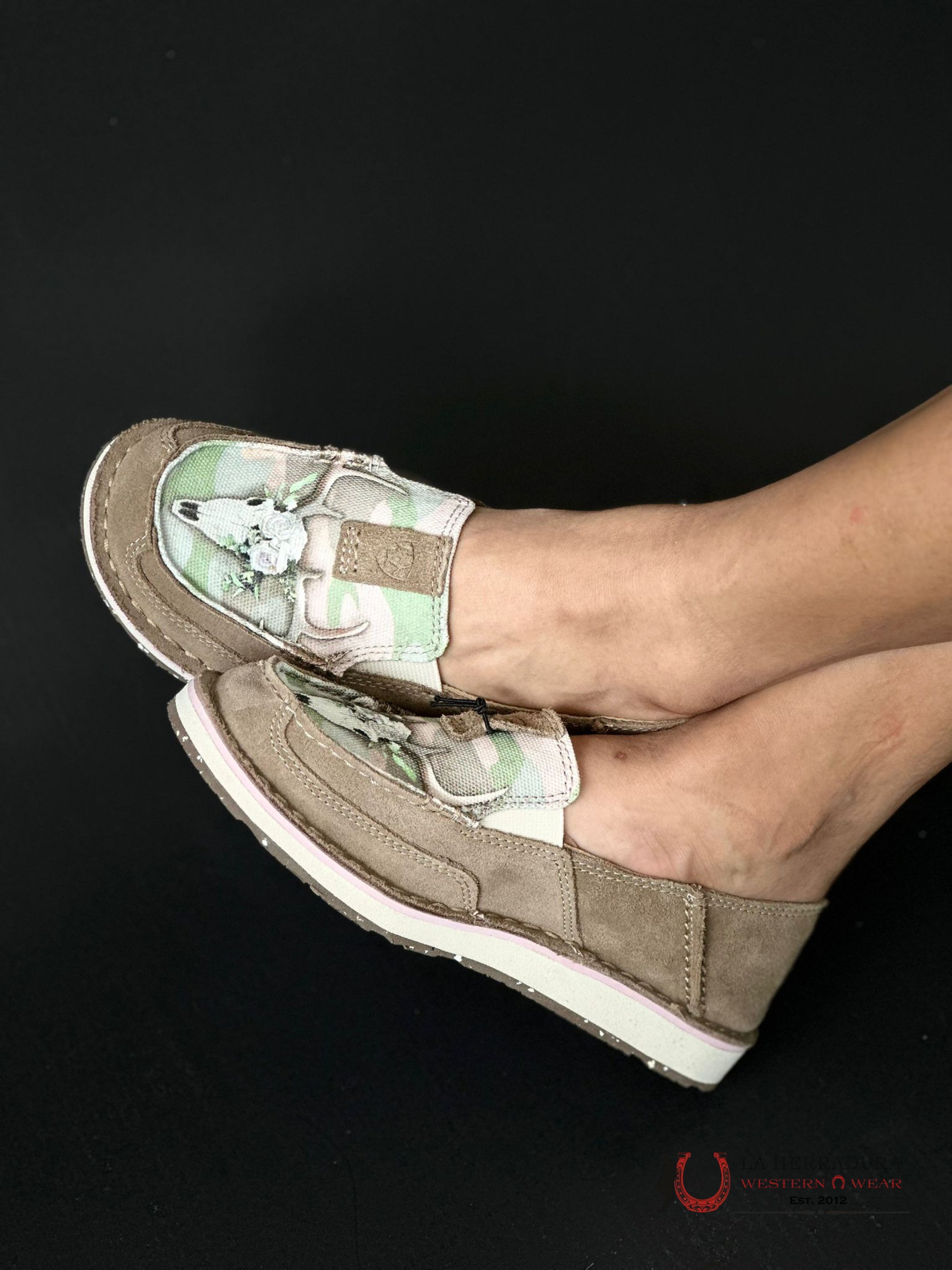 Ariat Womens Slip On Cruiser Relaxed Bark / Doe Camo Print Zapatos Mujeres