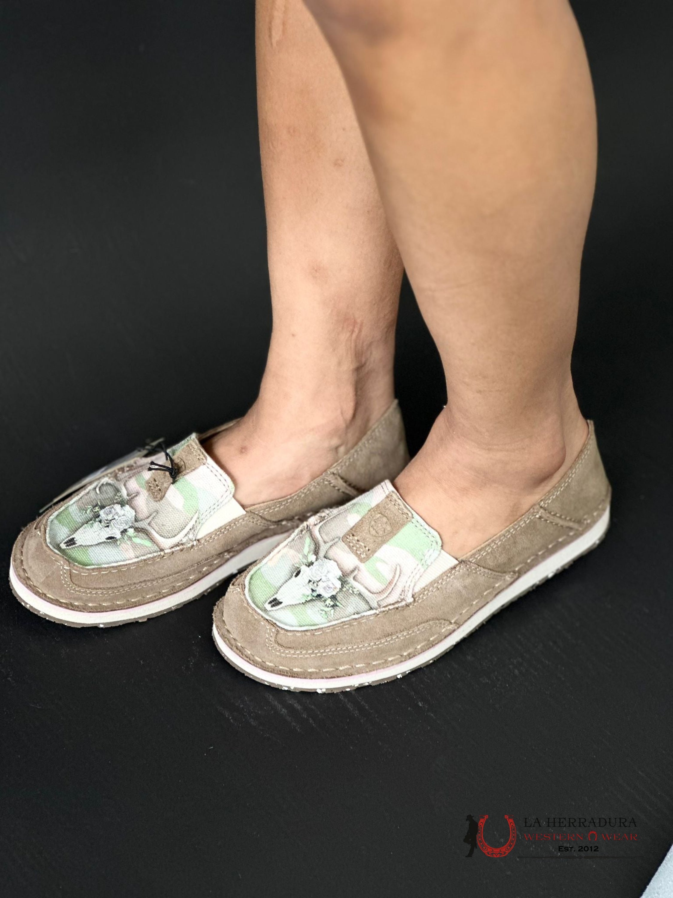 Ariat Womens Slip On Cruiser Relaxed Bark / Doe Camo Print Zapatos Mujeres