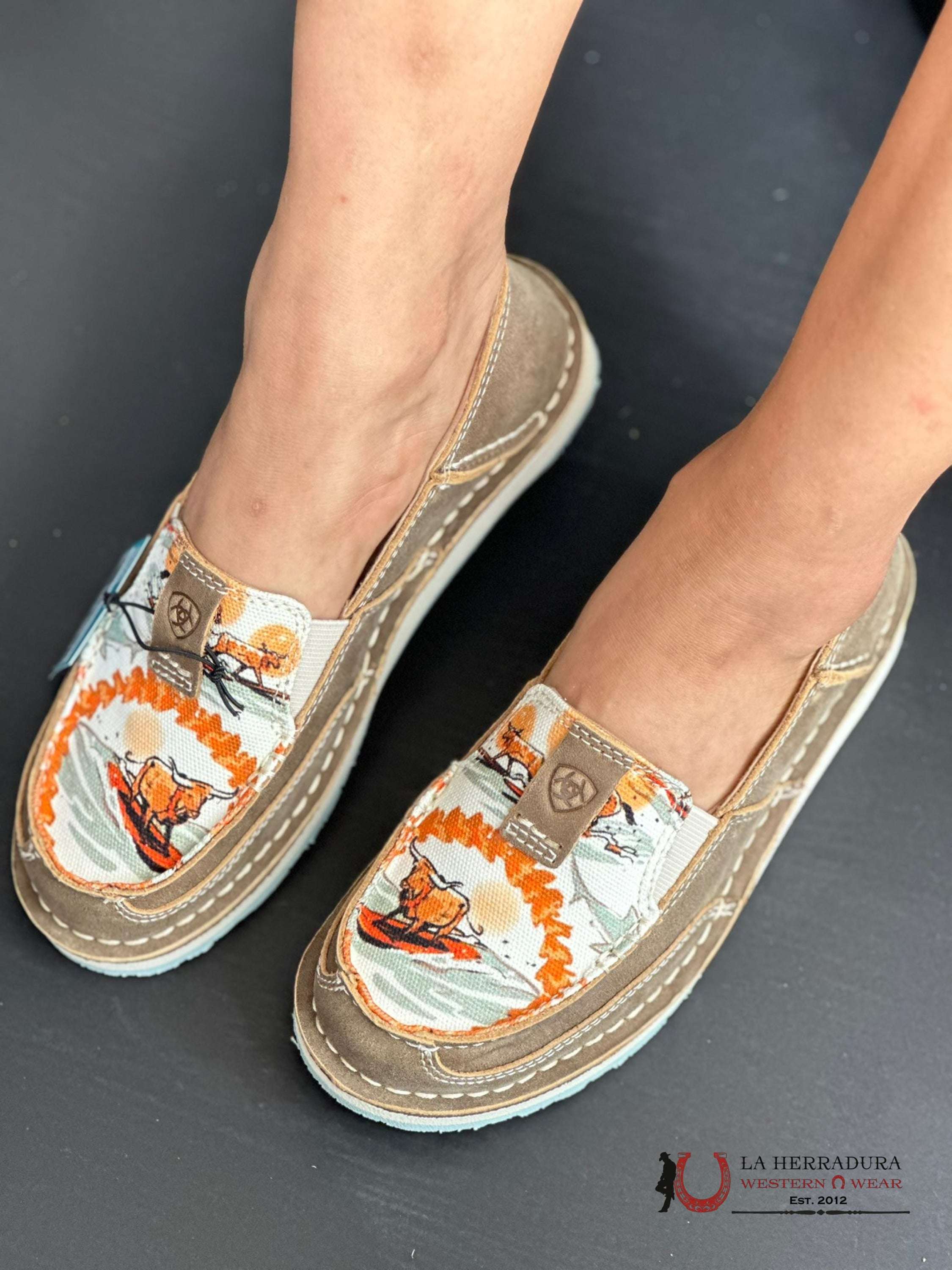 Ariat Womens Slip On Cruiser Western Aloha Brown Bomber Surfing Longhorn Print Zapatos Mujeres