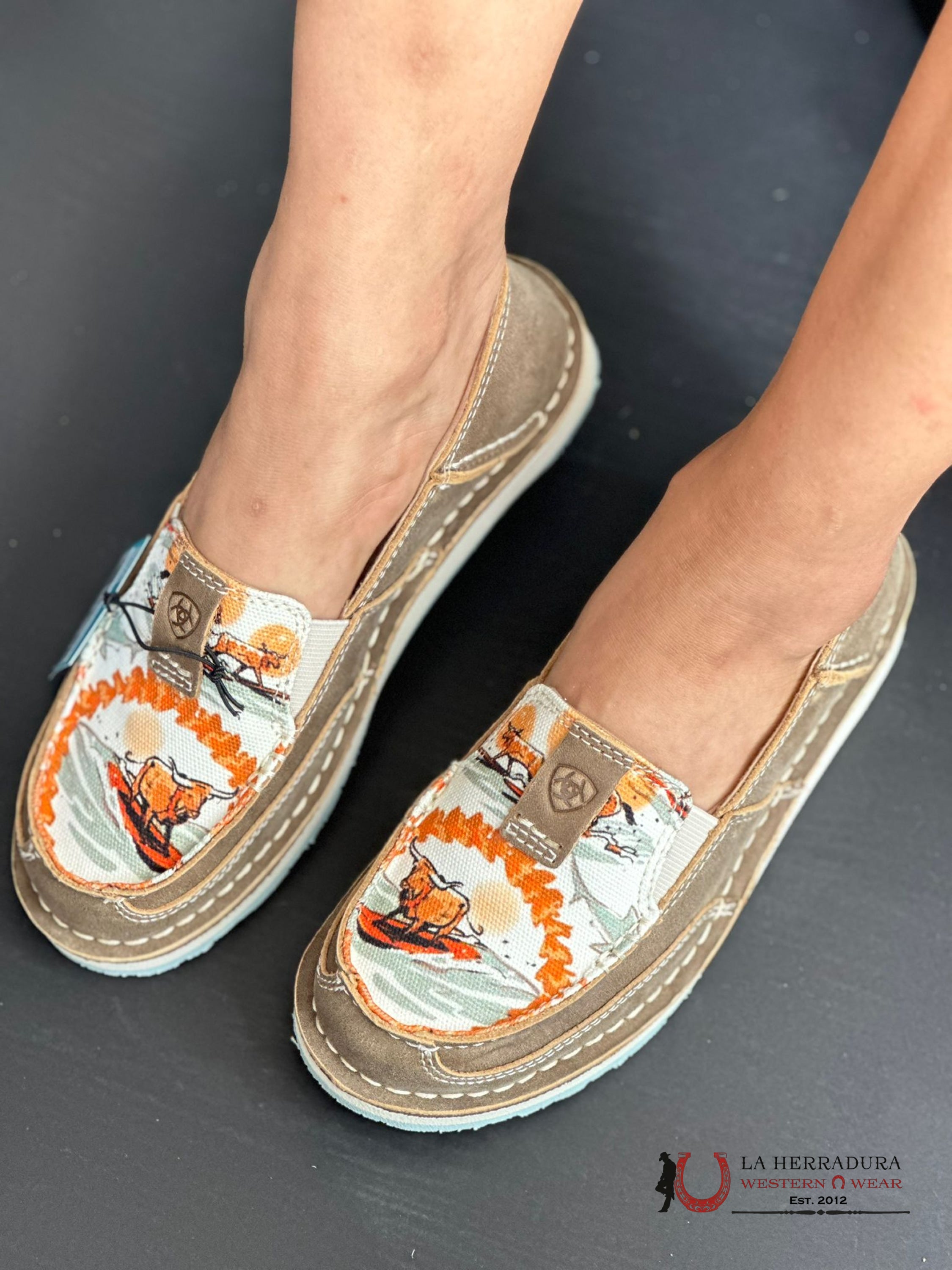 Ariat Womens Slip On Cruiser Western Aloha Brown Bomber Surfing Longhorn Print Zapatos Mujeres