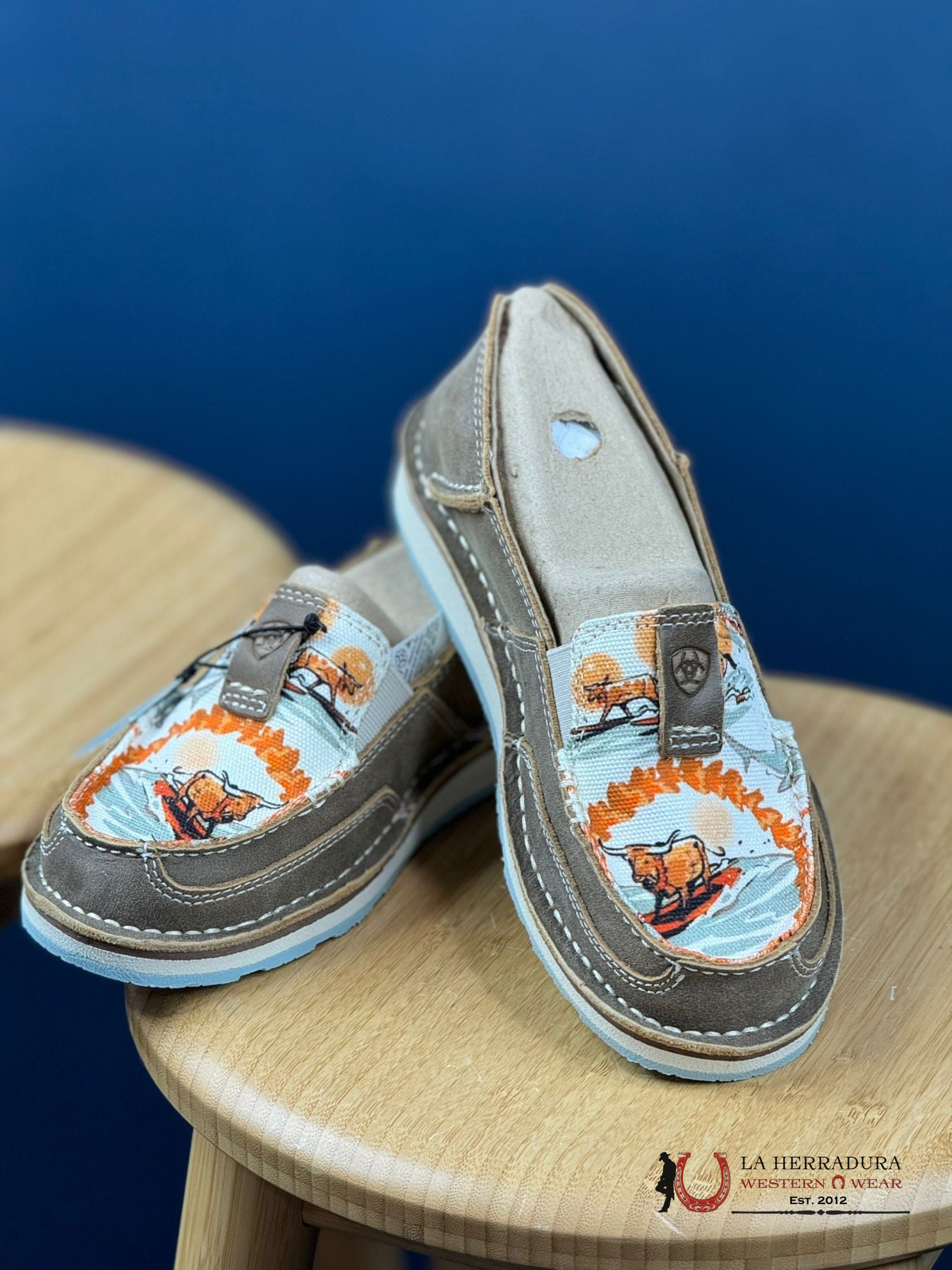 Ariat Womens Slip On Cruiser Western Aloha Brown Bomber Surfing Longhorn Print Zapatos Mujeres