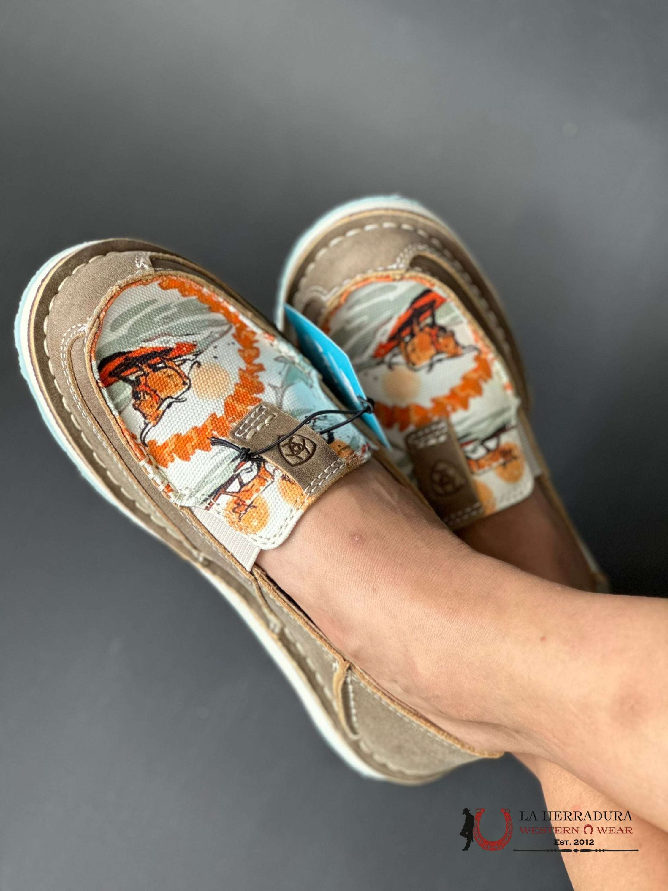 Ariat Womens Slip On Cruiser Western Aloha Brown Bomber Surfing Longhorn Print Zapatos Mujeres