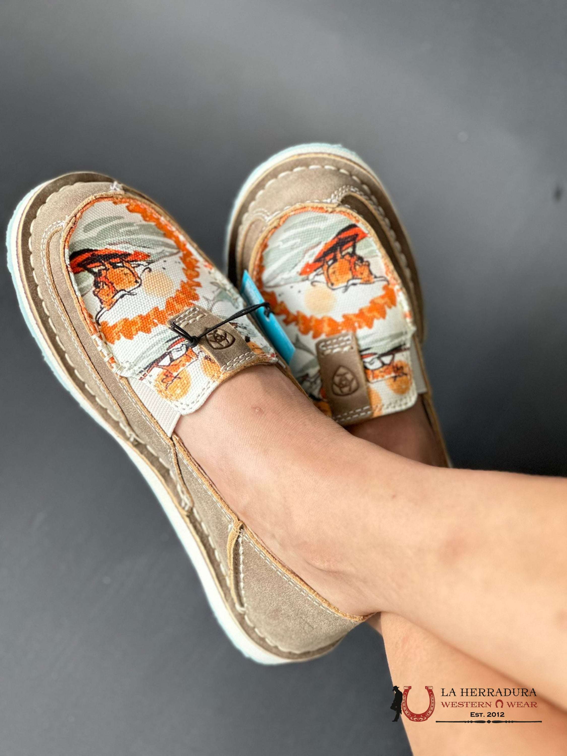 Ariat Womens Slip On Cruiser Western Aloha Brown Bomber Surfing Longhorn Print Zapatos Mujeres
