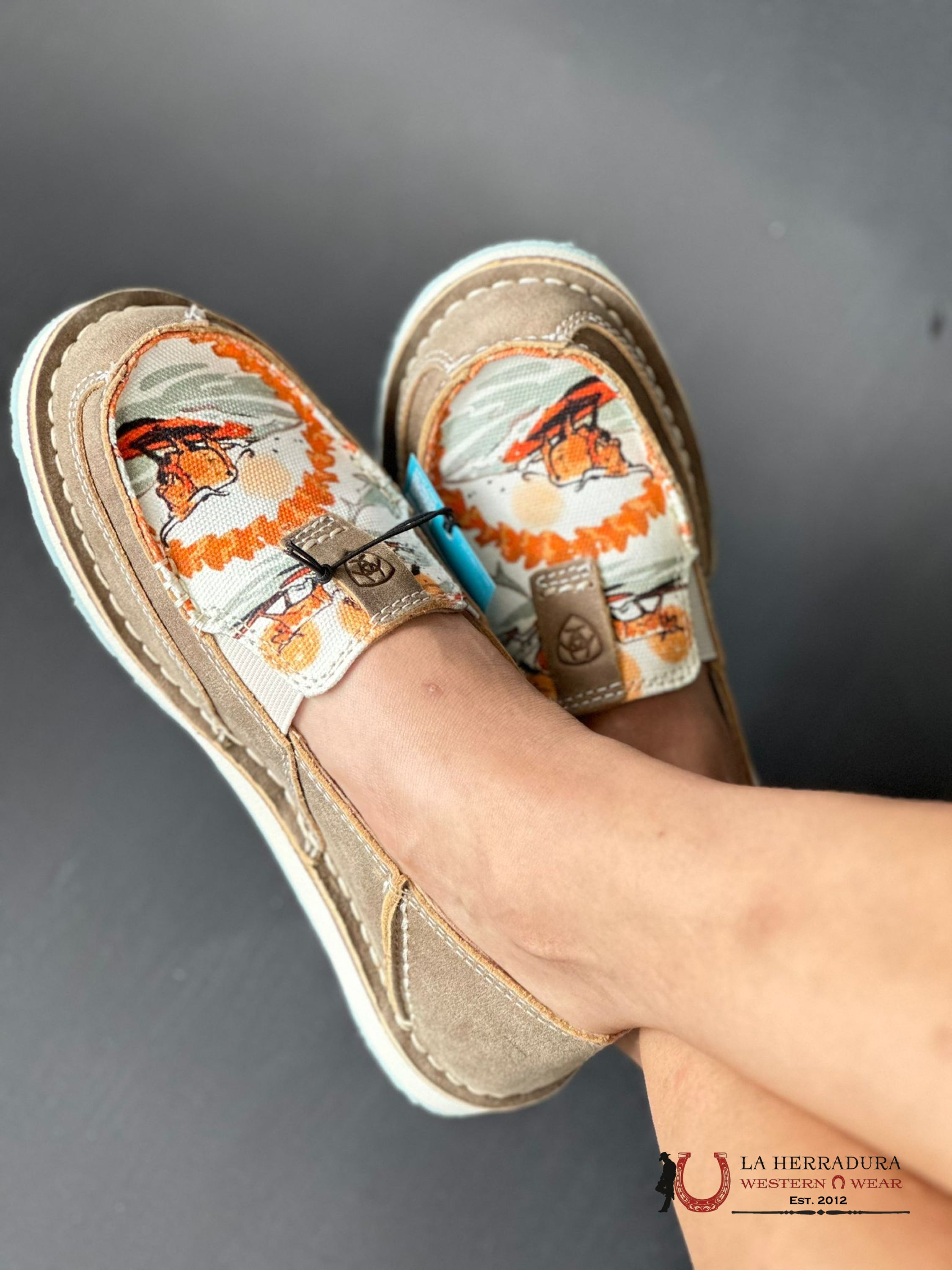 Ariat Womens Slip On Cruiser Western Aloha Brown Bomber Surfing Longhorn Print Zapatos Mujeres