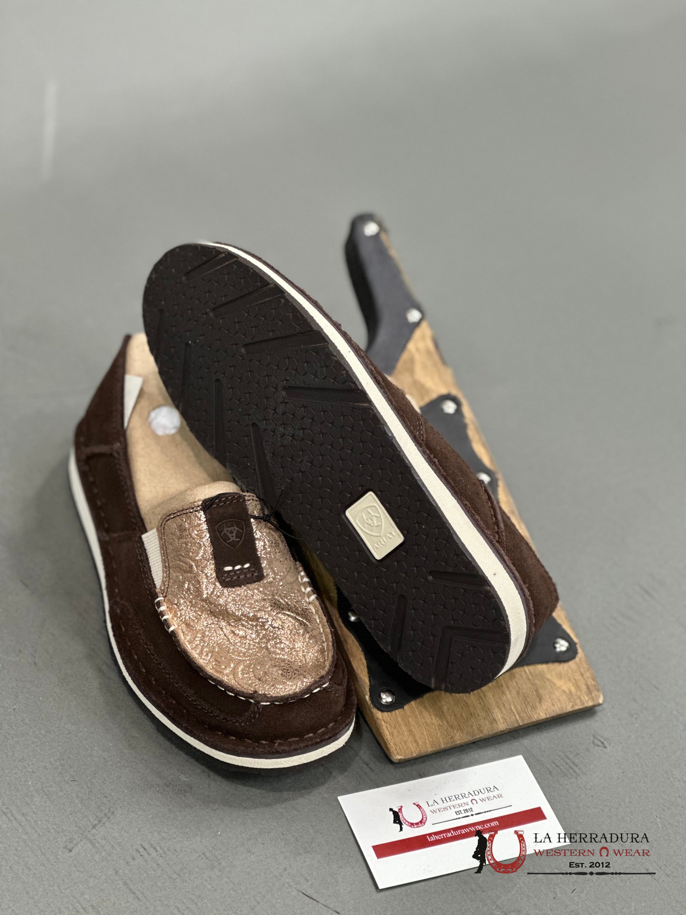 Ariat Womens Slip On Crusier Azteca Suede/Matallic Copper Floral Zapatos Mujeres