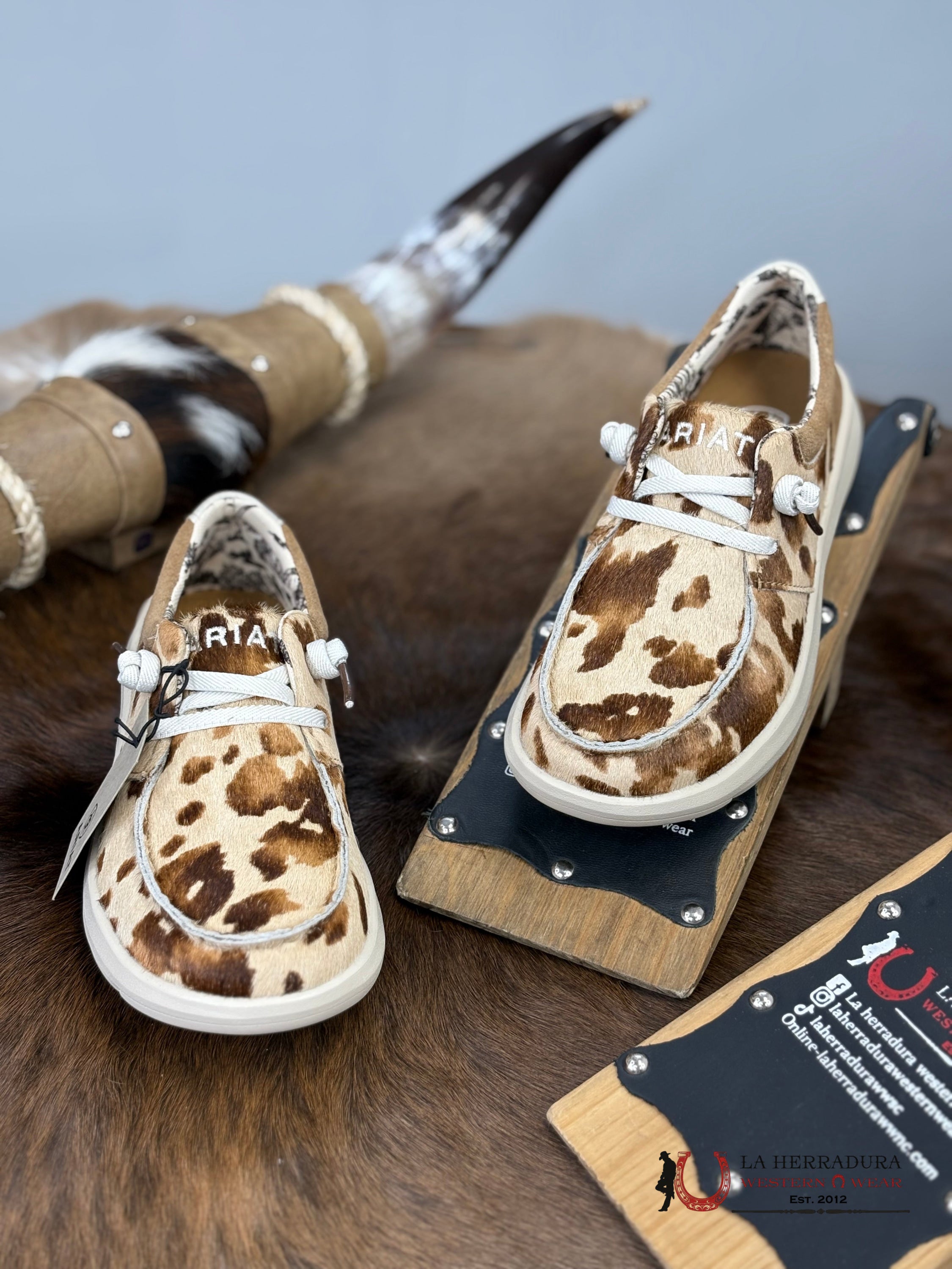 Ariat Womens Slip On Hilo Tan And White Bundle Hair On/Dark Suede Zapatos Mujeres