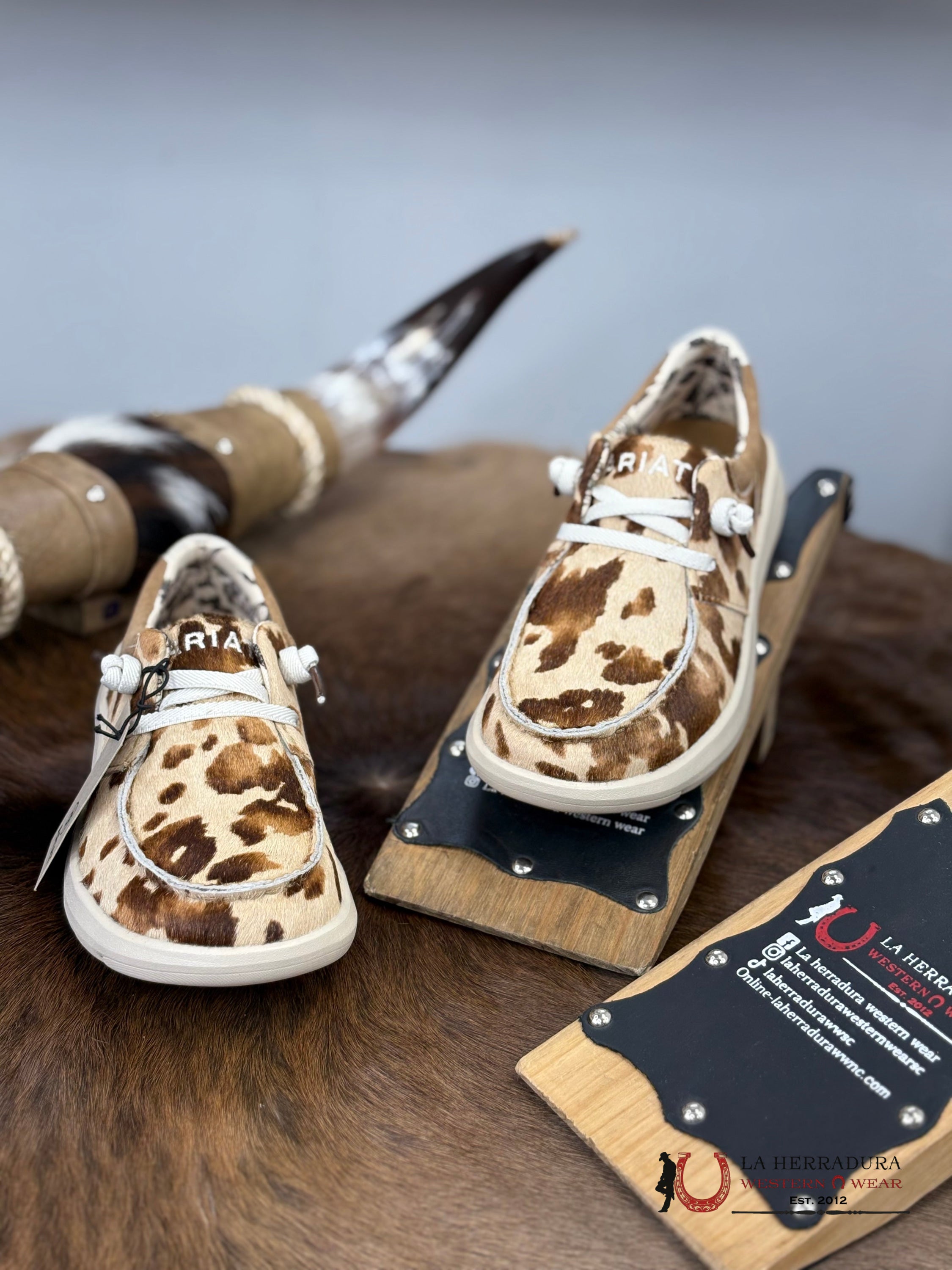 Ariat Womens Slip On Hilo Tan And White Bundle Hair On/Dark Suede Zapatos Mujeres