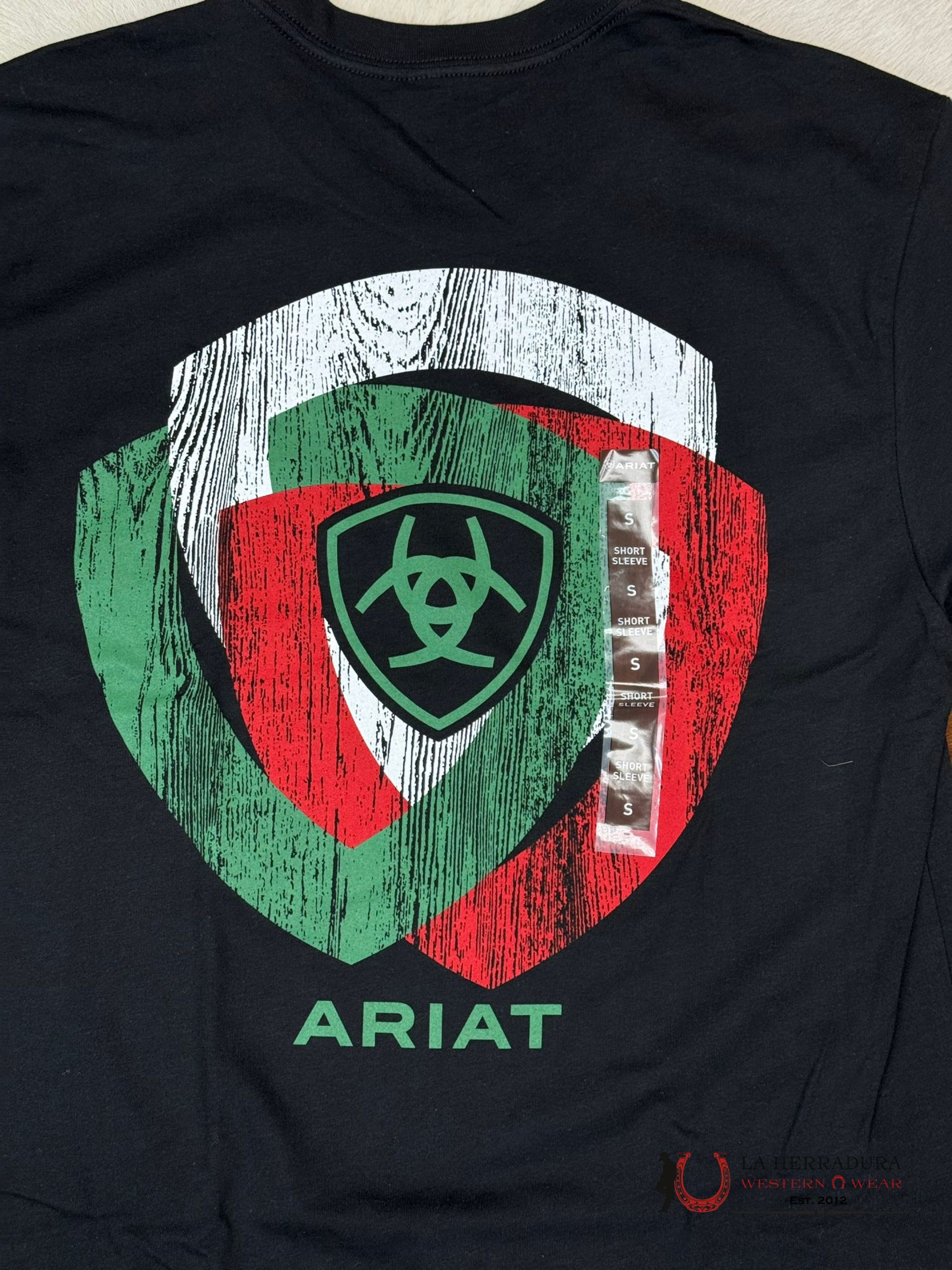 Ariat Wooden Badges Mexico Colors Short Sleeve Black T-Shirt Ropa Hombres
