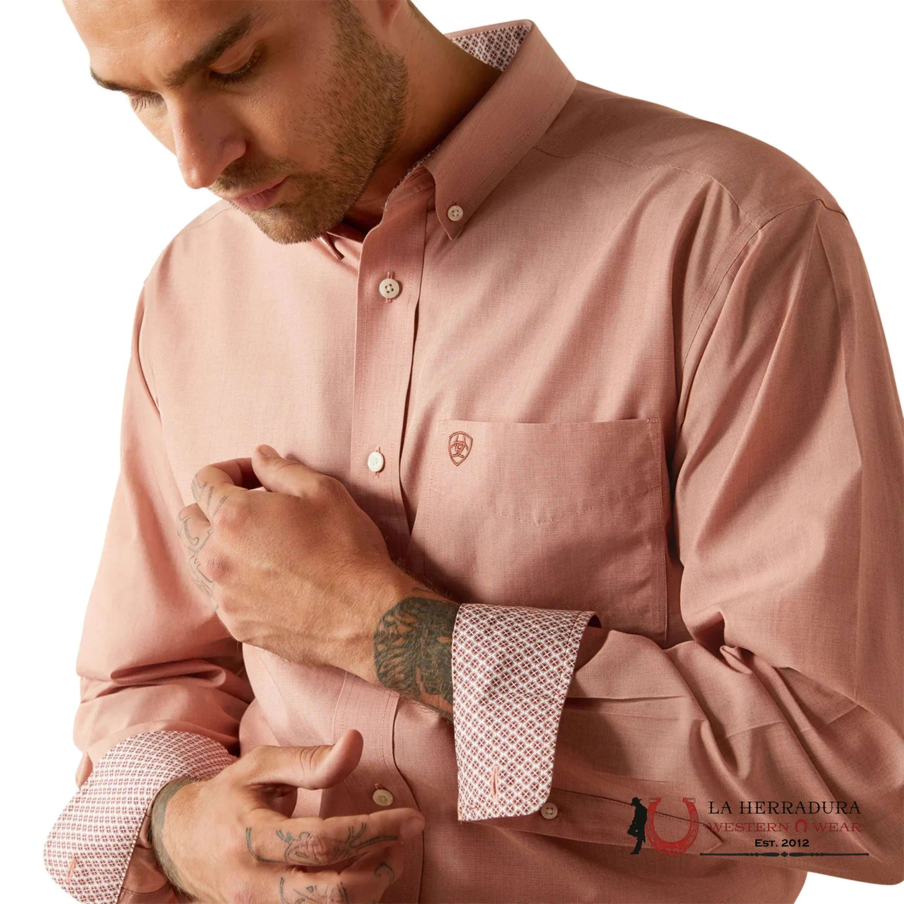 ARIAT WRINKLE FREE SOLID LONG SLEEVE SHIRT BRICK - 5277 ROPA HOMBRES