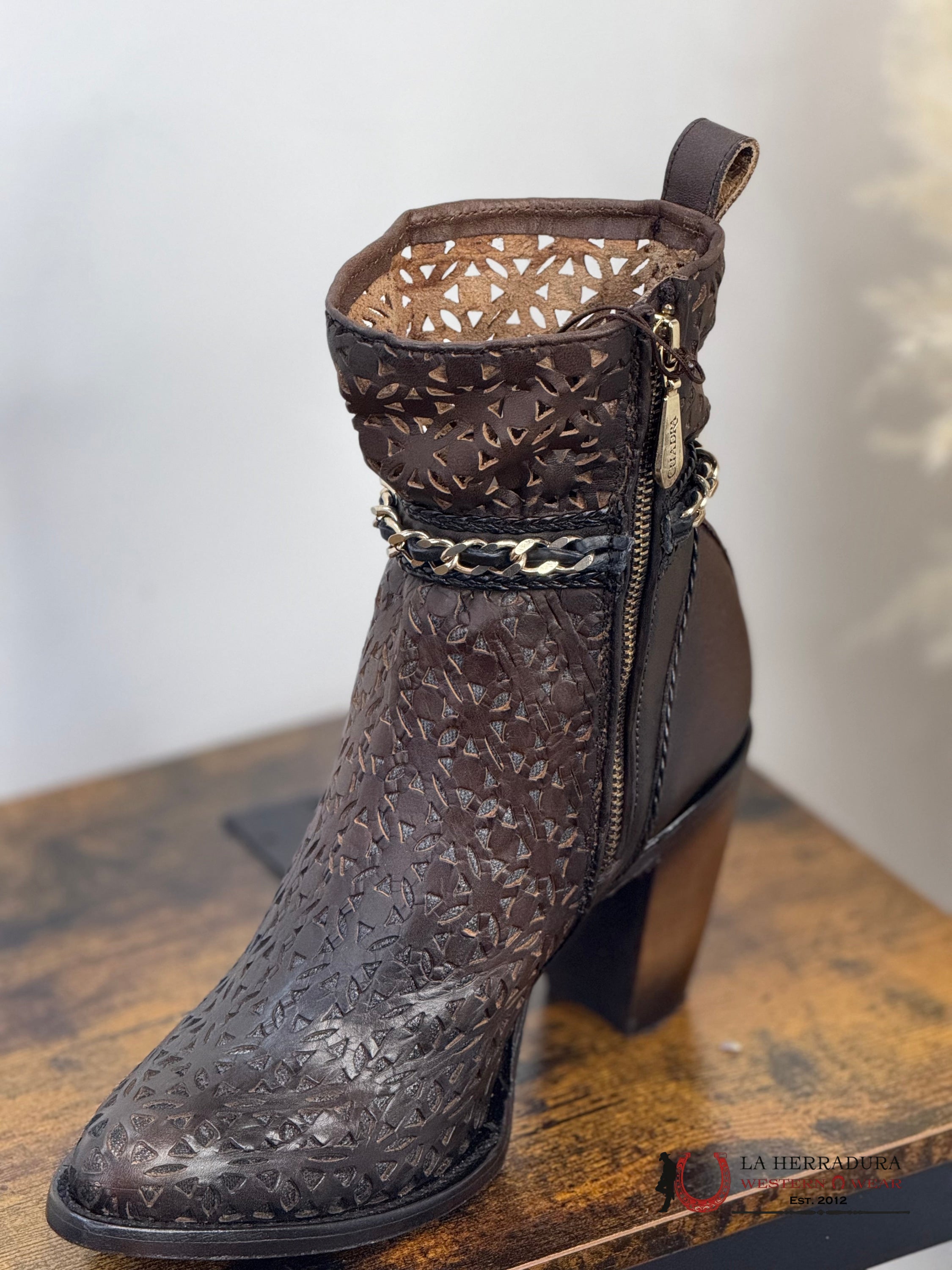 BOTIN CUADRA DARK BROWN EMBROIDERY SNIP TOE BOTAS MUJERES