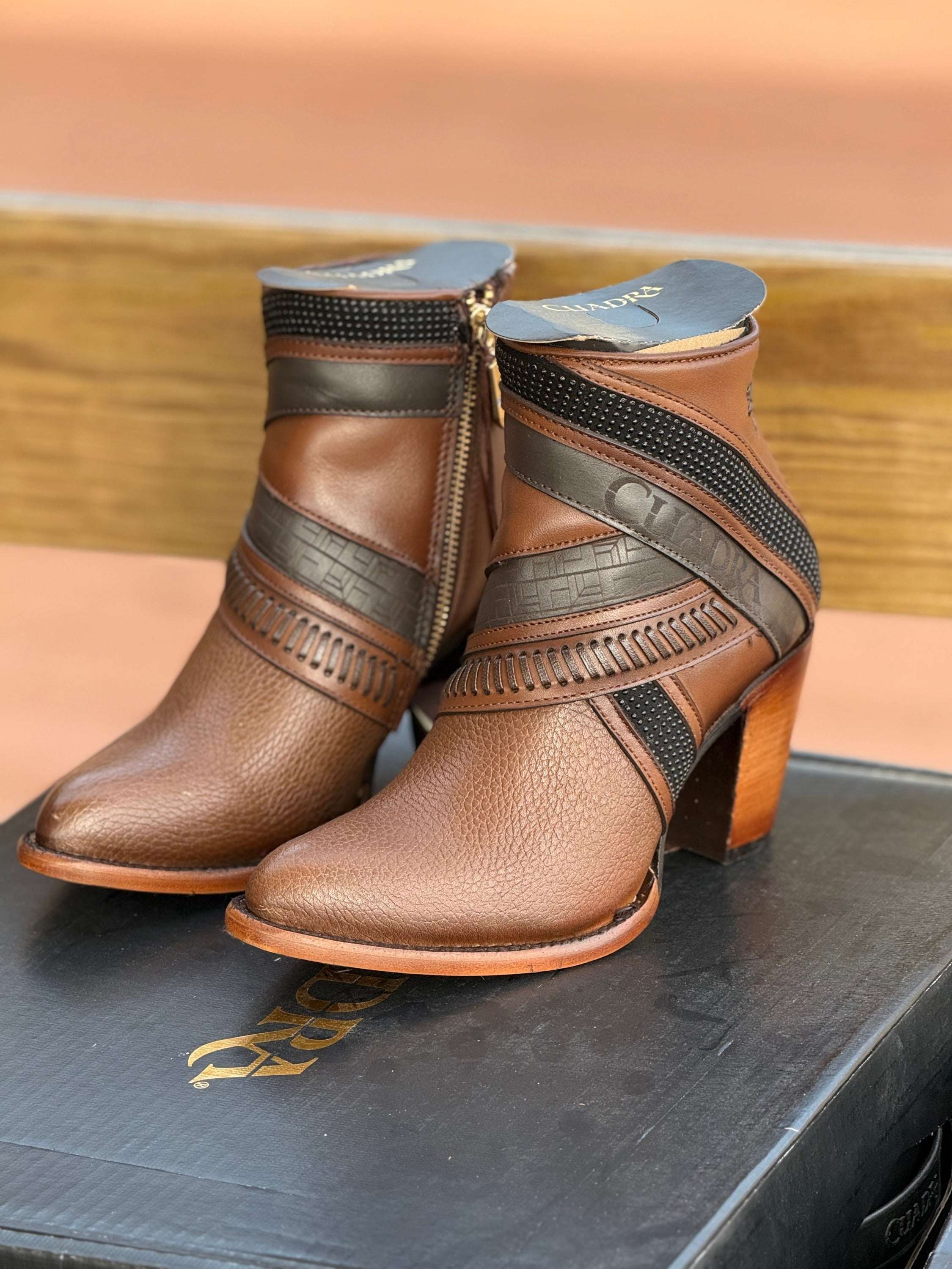 Botin Cuadra Res Santana Miel Laser Woven Round Toe Botas Mujeres