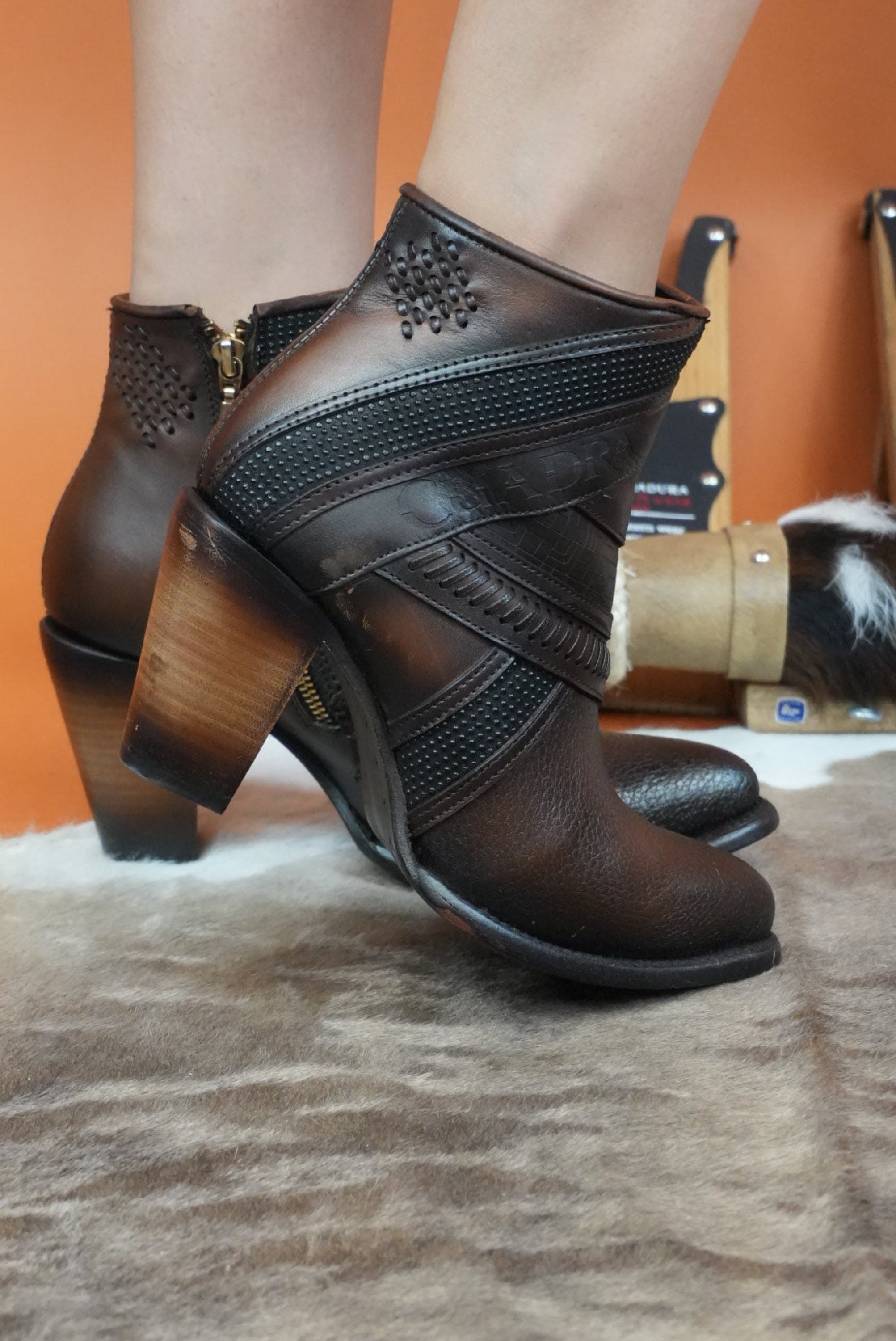 Botin Cuadra RES SANTANA MIEL LASER WOVEN ROUND TOE BOTAS MUJERES