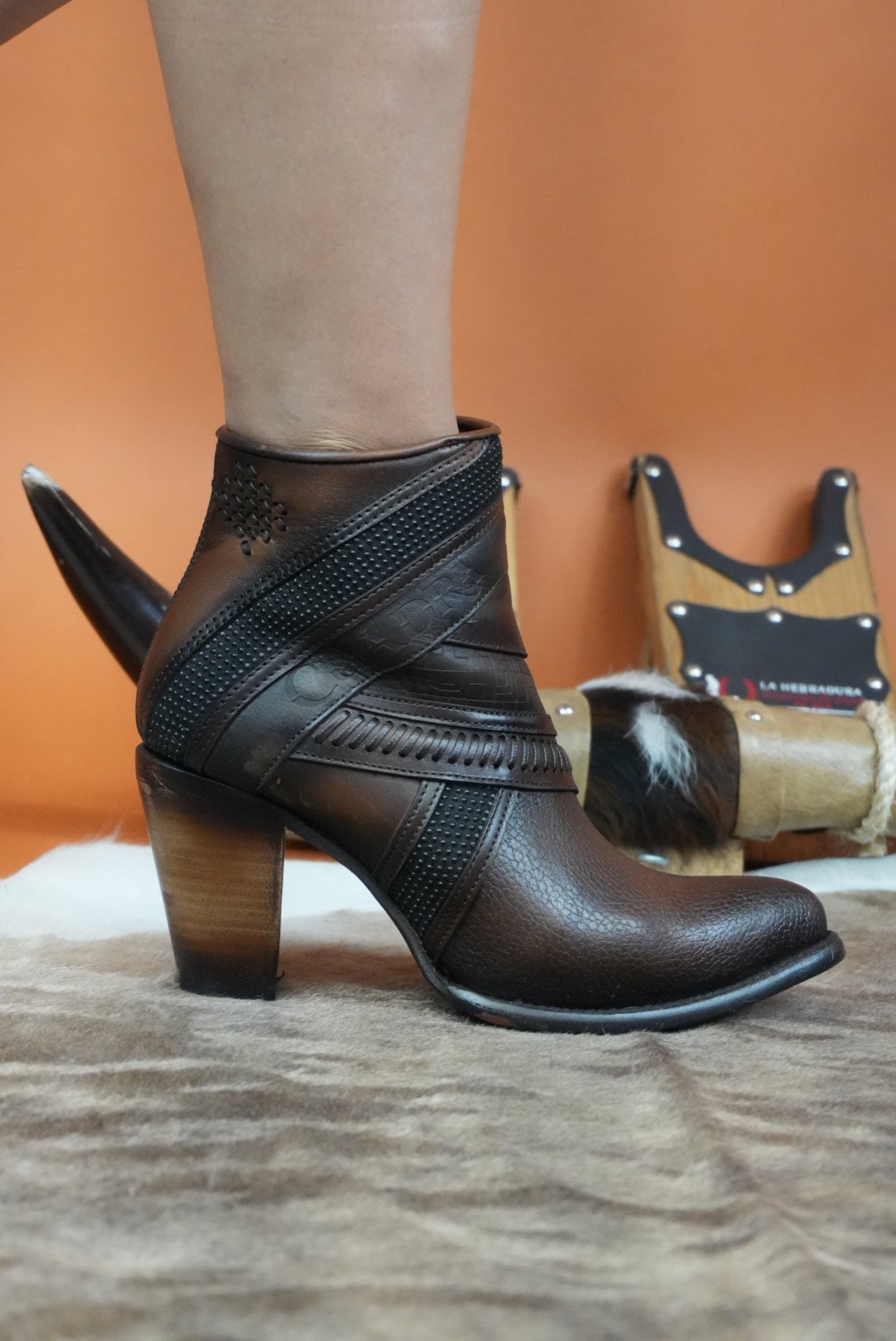 Botin Cuadra RES SANTANA MIEL LASER WOVEN ROUND TOE BOTAS MUJERES