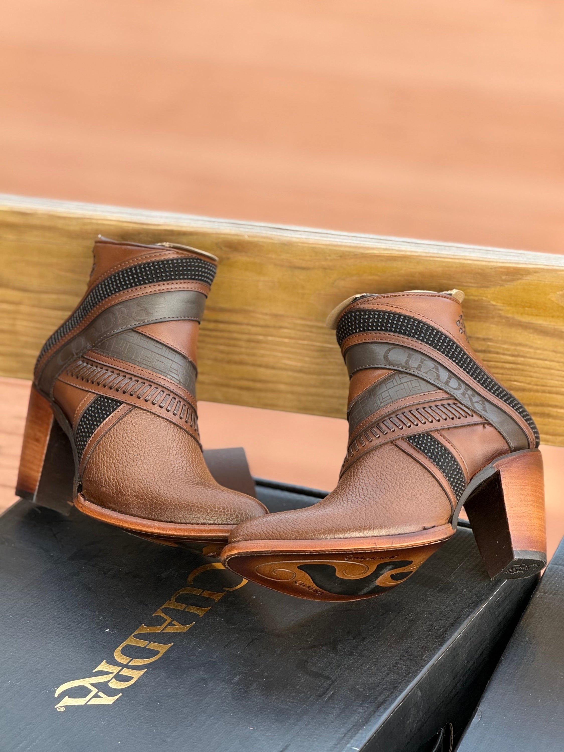 Botin Cuadra Res Santana Miel Laser Woven Round Toe Botas Mujeres