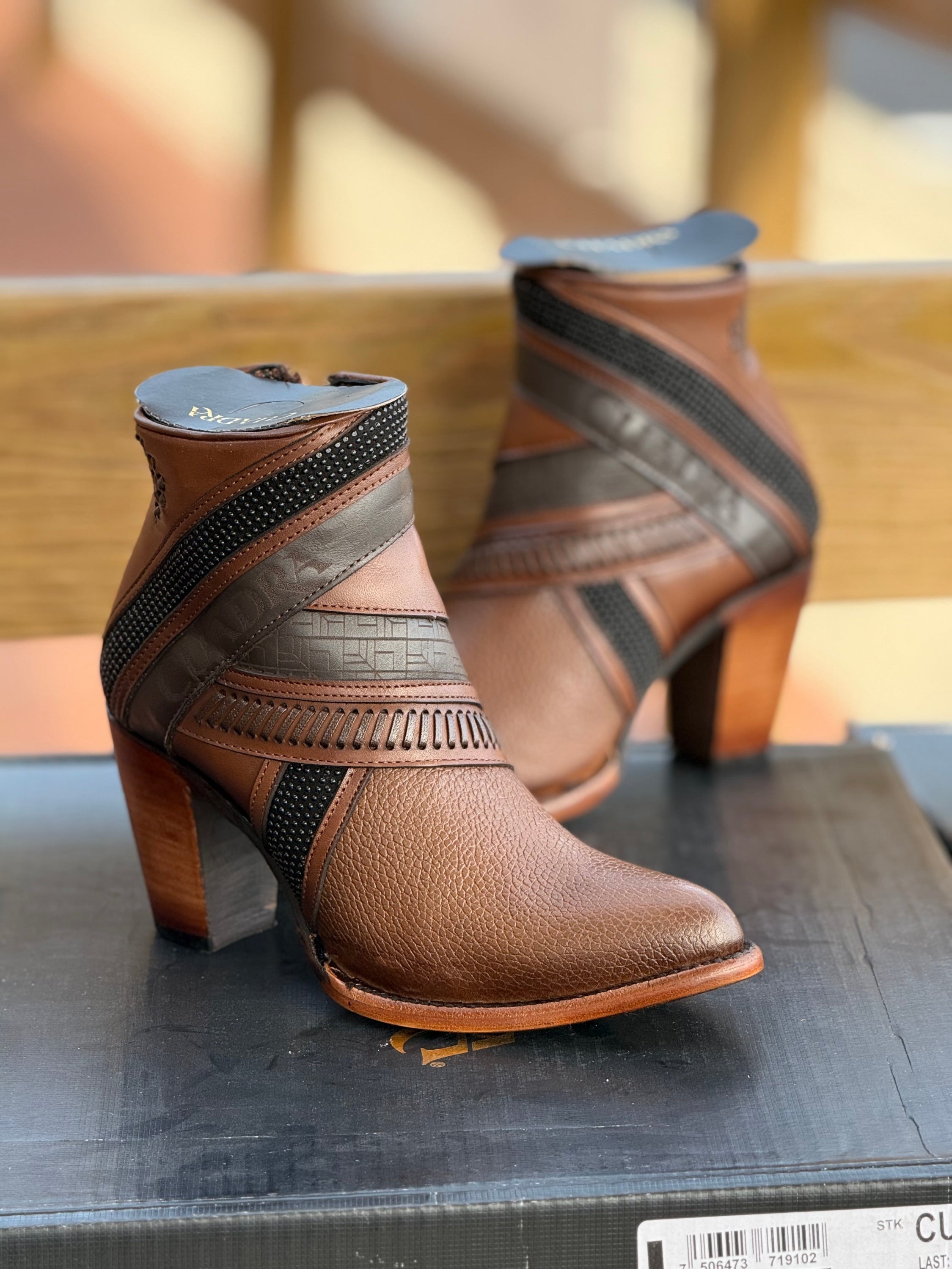 Botin Cuadra Res Santana Miel Laser Woven Round Toe Botas Mujeres