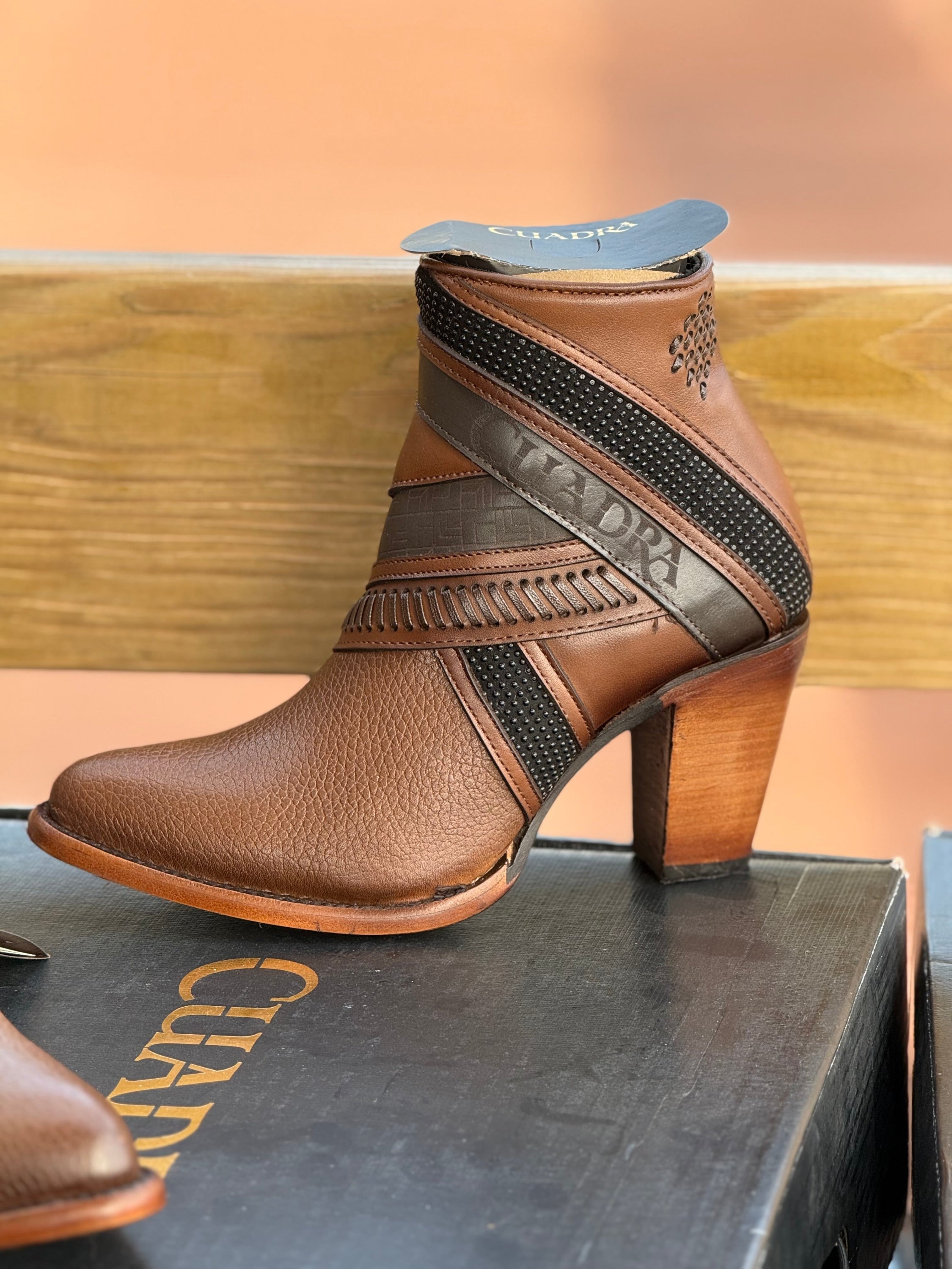 Botin Cuadra Res Santana Miel Laser Woven Round Toe Botas Mujeres