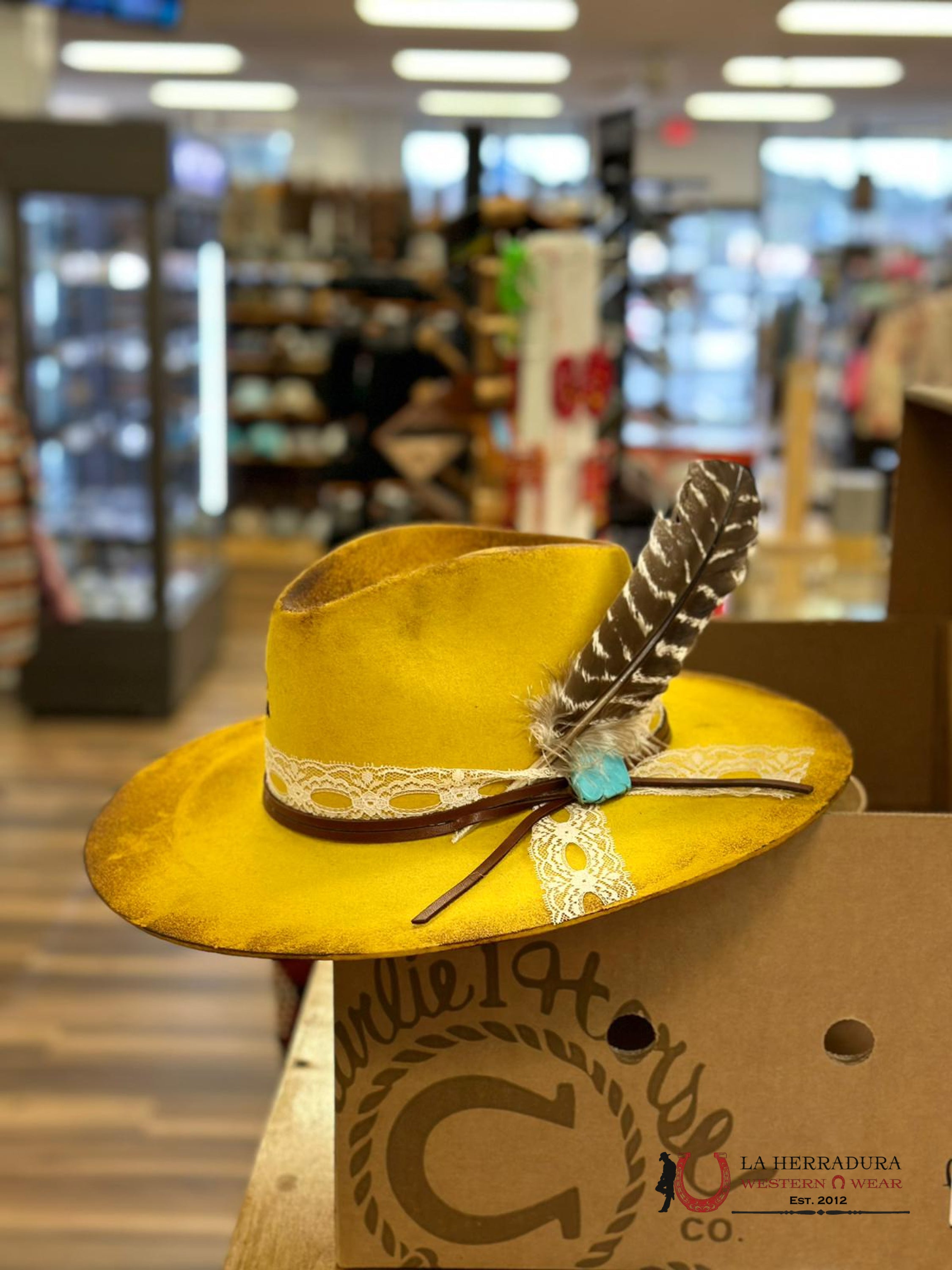 Charlie 1 Horse Smoke Show Yl Yellow Texanas Mujeres