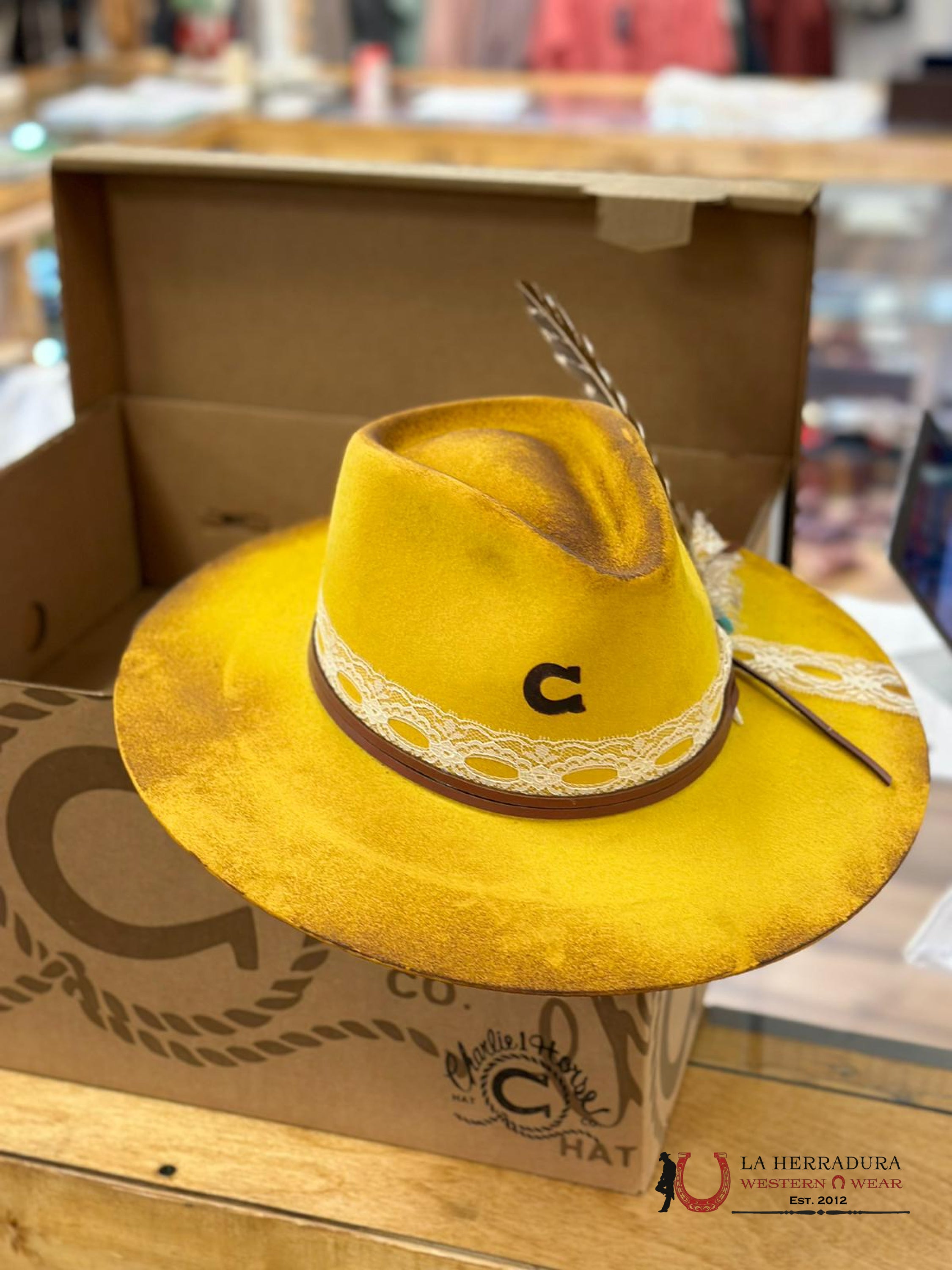 Charlie 1 Horse Smoke Show Yl Yellow Texanas Mujeres