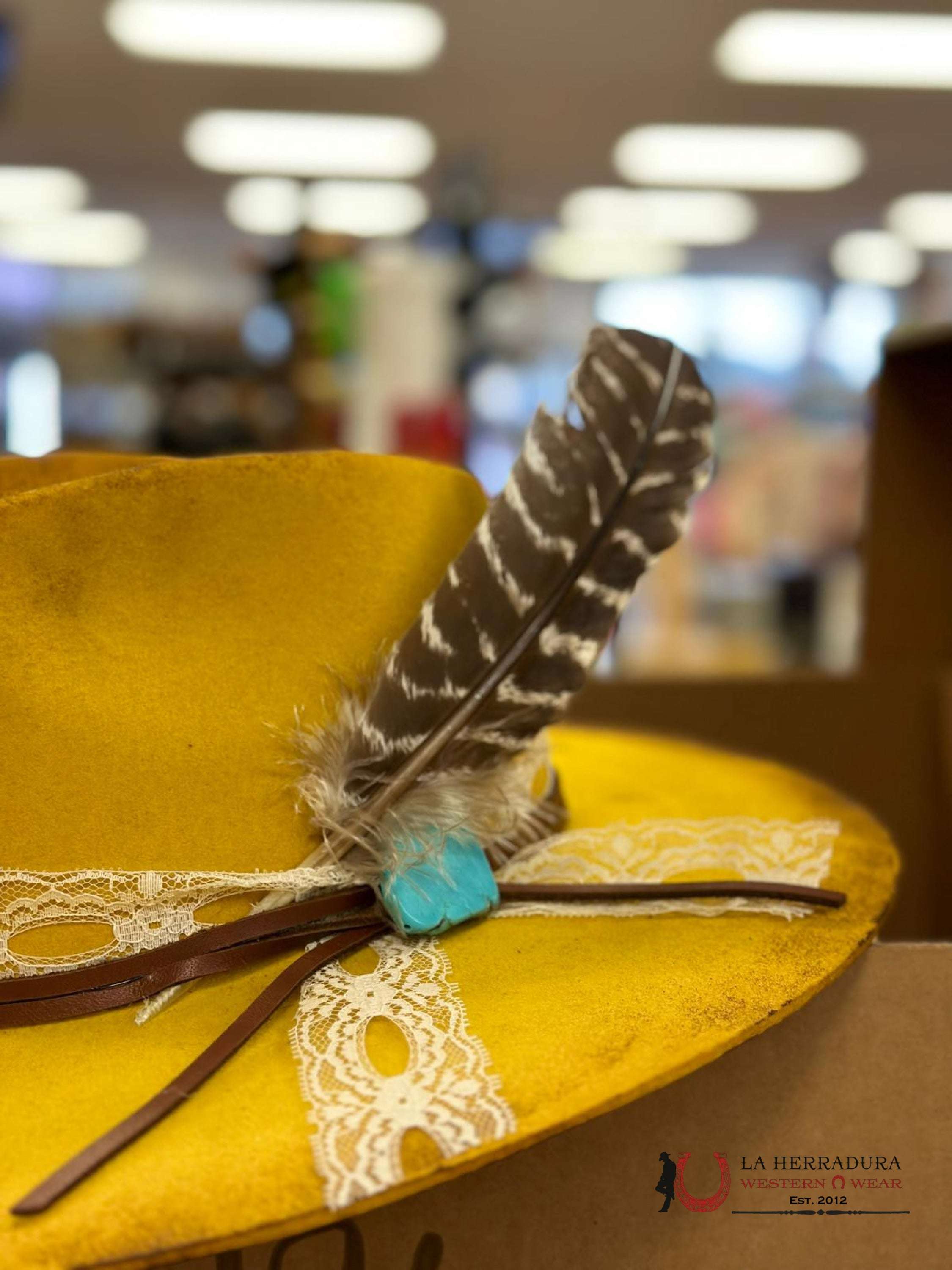 Charlie 1 Horse Smoke Show Yl Yellow Texanas Mujeres