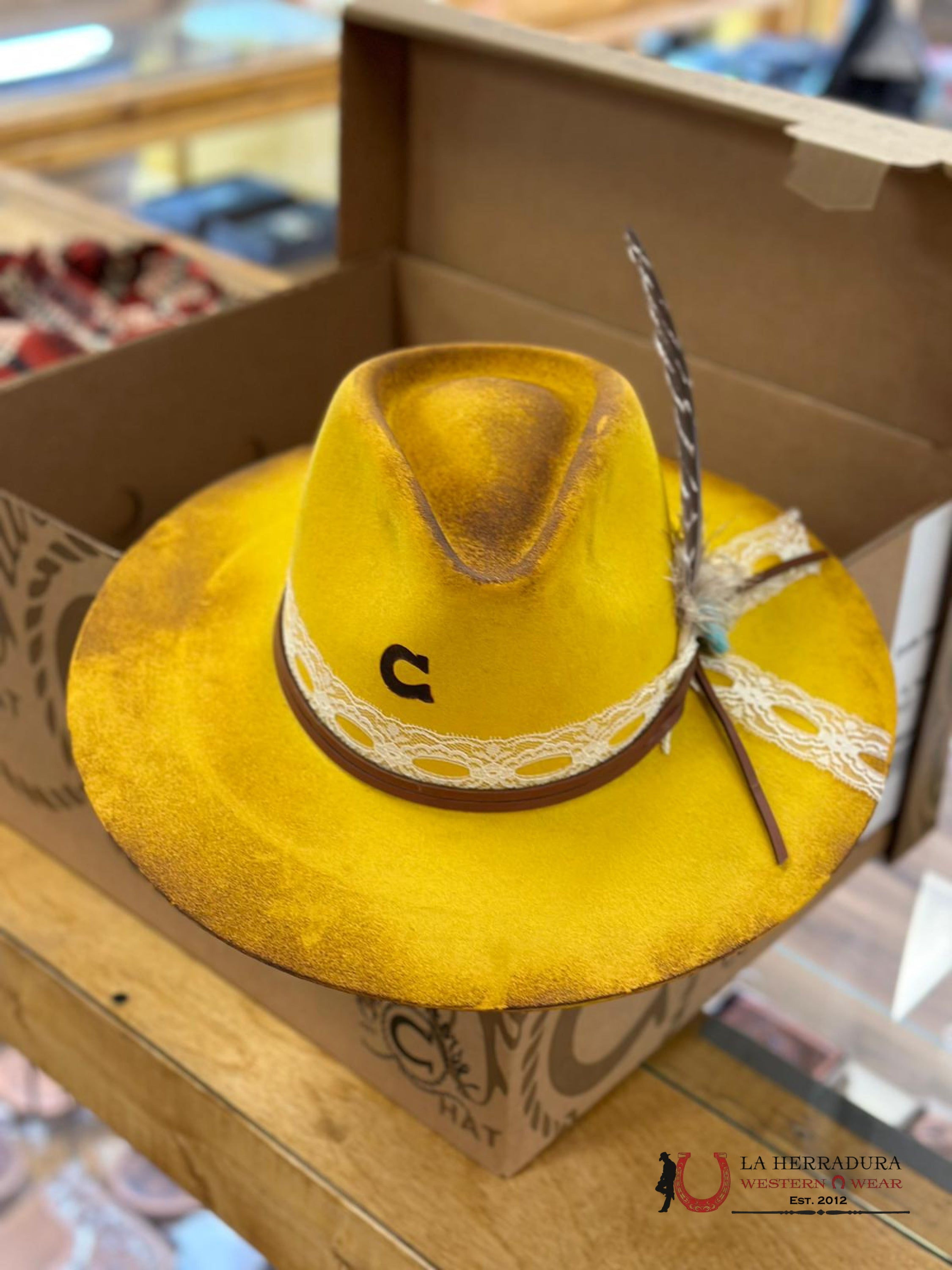 Charlie 1 Horse Smoke Show Yl Yellow Texanas Mujeres