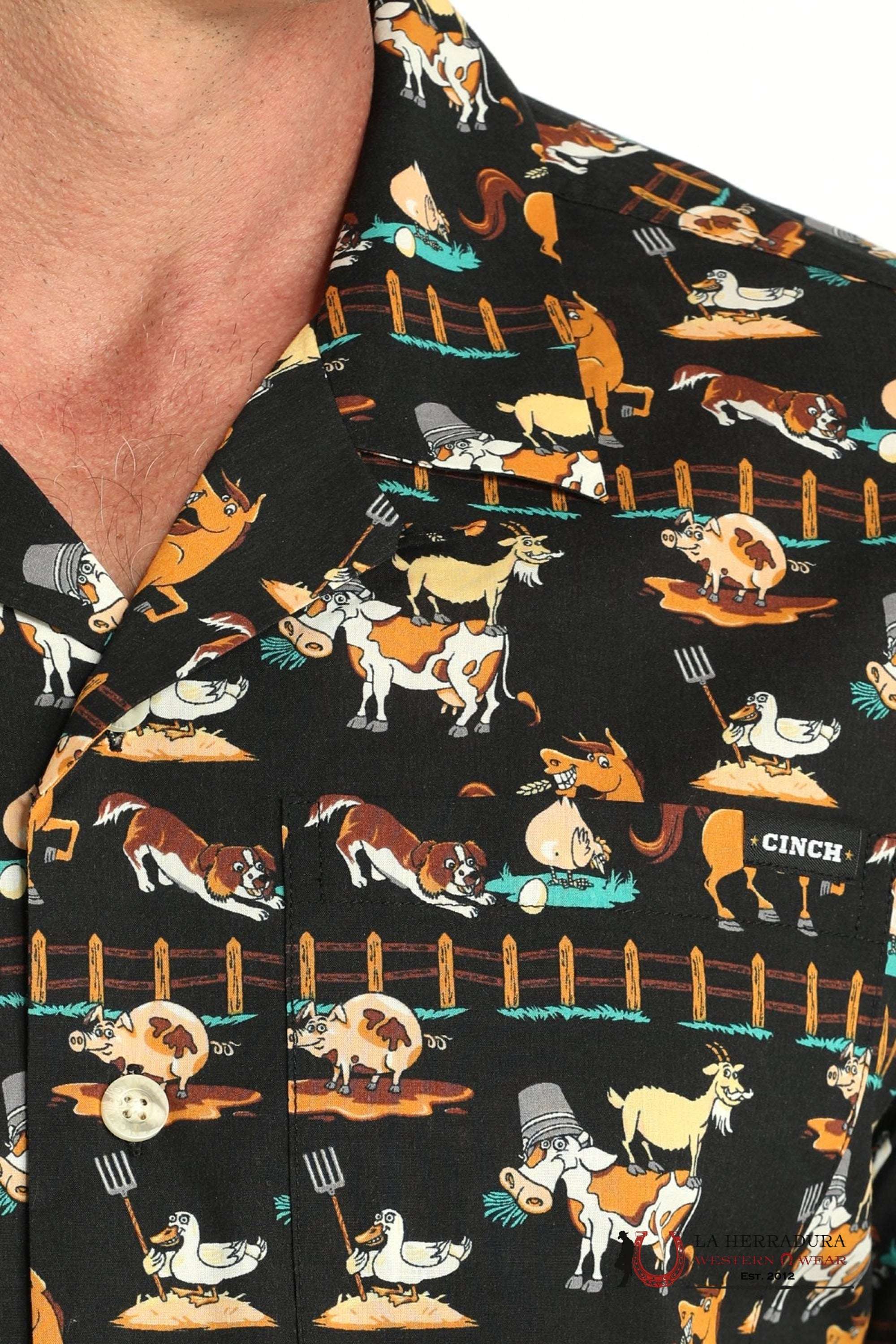 CINCH MEN’S FUNNY FARM CAMP SHIRT - BLACK MTW1401051 ROPA HOMBRES