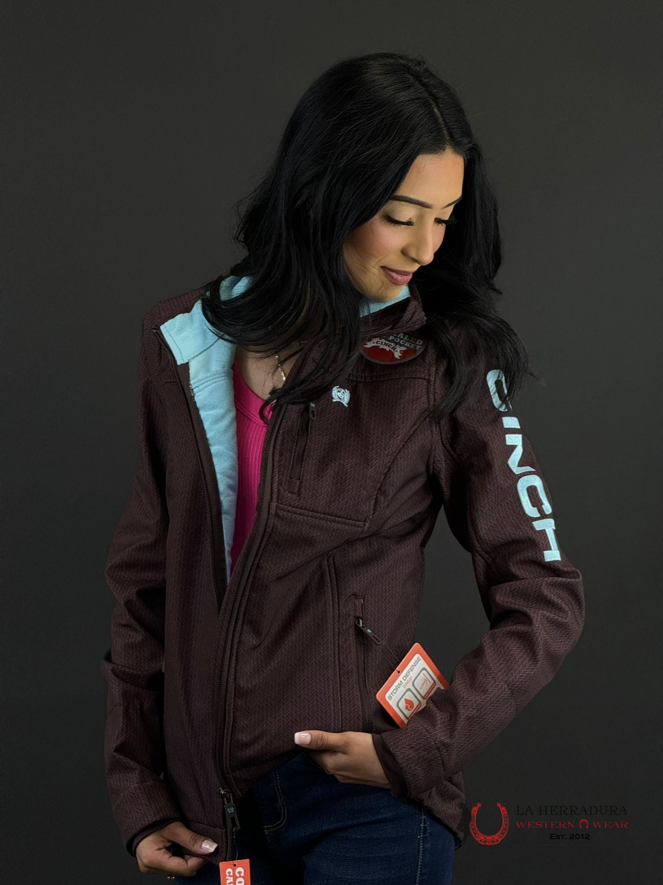 Cinch Womens Brown Softshell W/Blue Logo On Sleeve & Full Zip Concealed Carry Pocket Ropa Mujeres