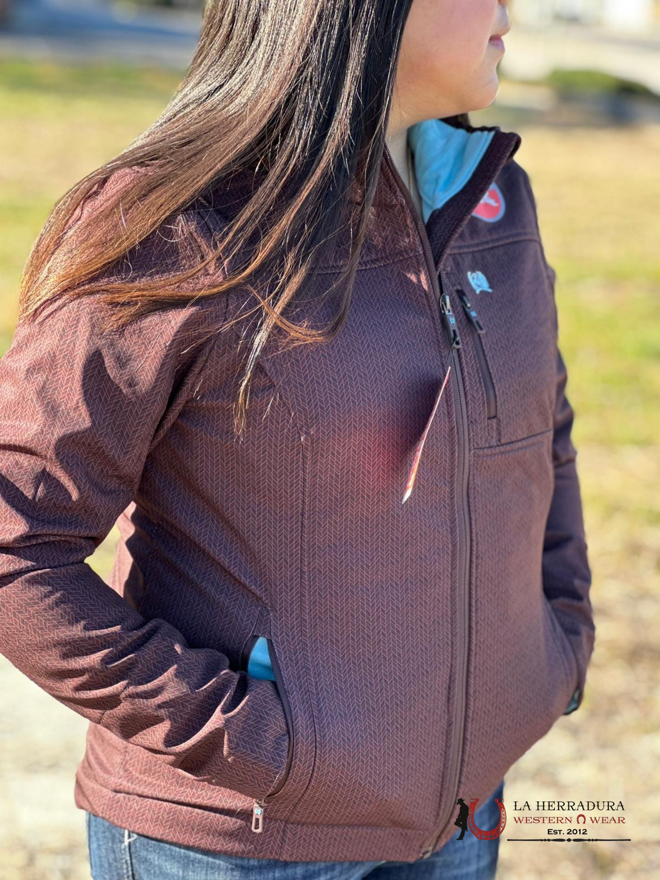 Cinch Womens Brown Softshell W/Blue Logo On Sleeve & Full Zip Concealed Carry Pocket Ropa Mujeres