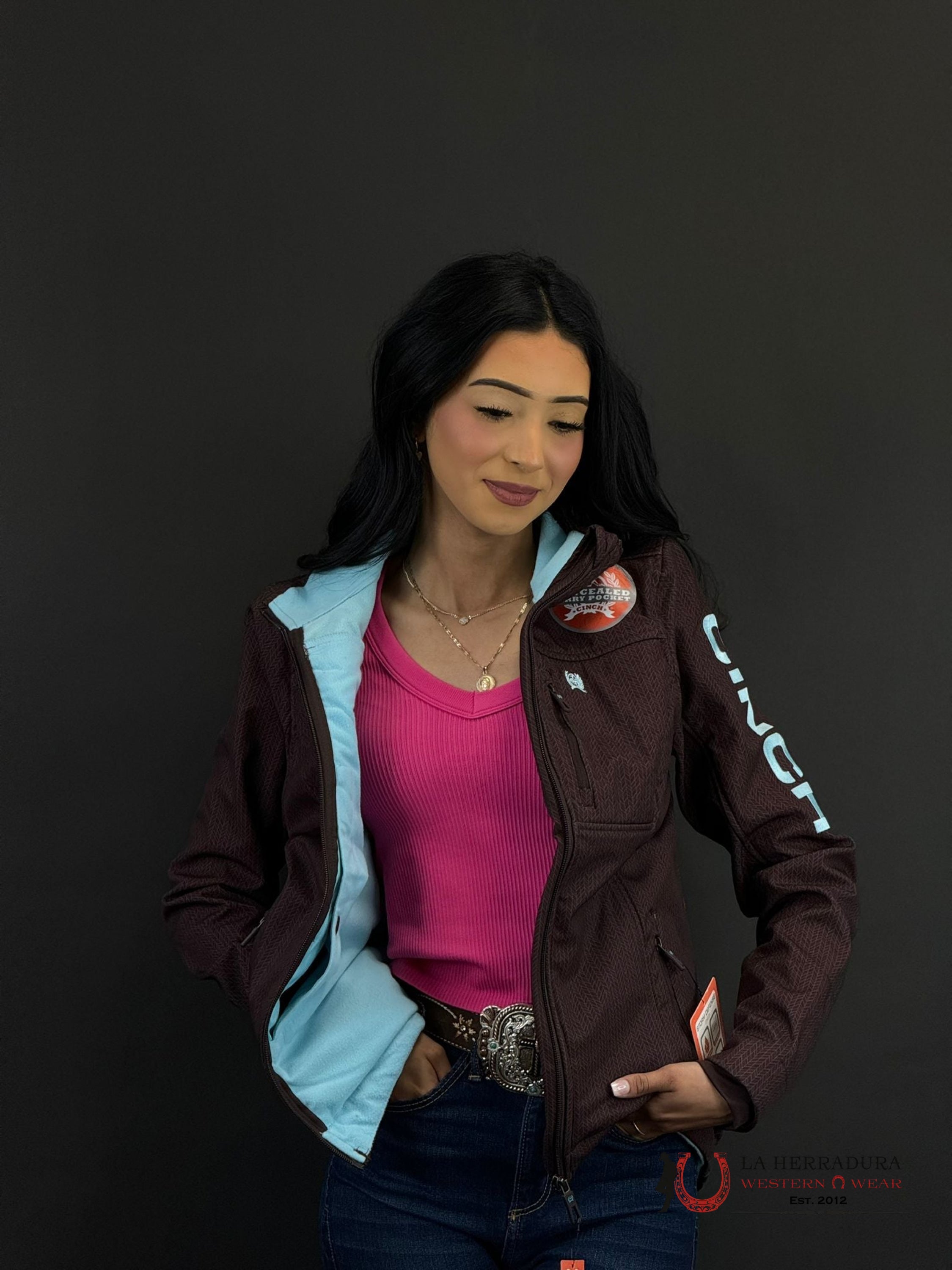 Cinch Womens Brown Softshell W/Blue Logo On Sleeve & Full Zip Concealed Carry Pocket Ropa Mujeres