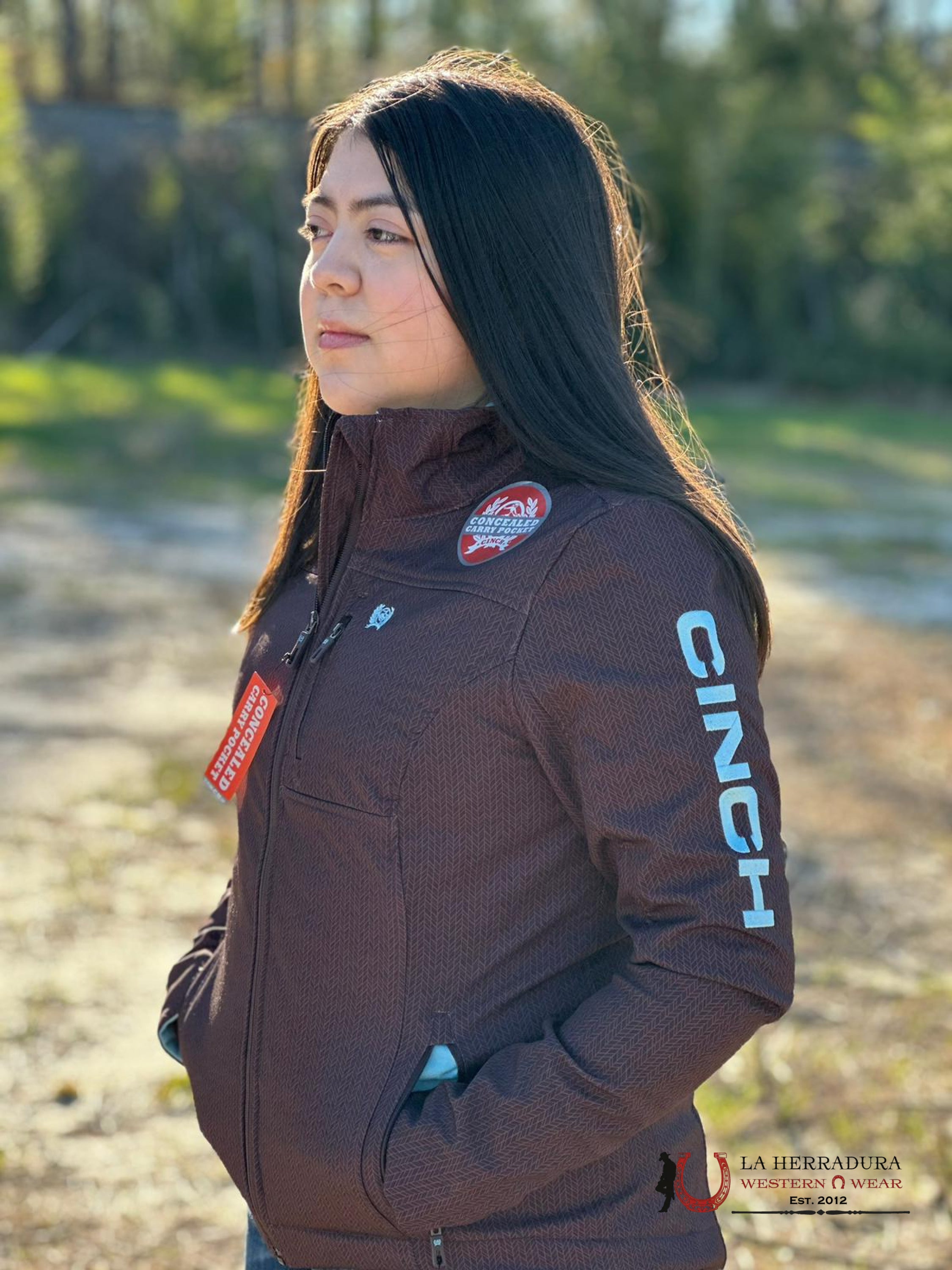 Cinch Womens Brown Softshell W/Blue Logo On Sleeve & Full Zip Concealed Carry Pocket Ropa Mujeres