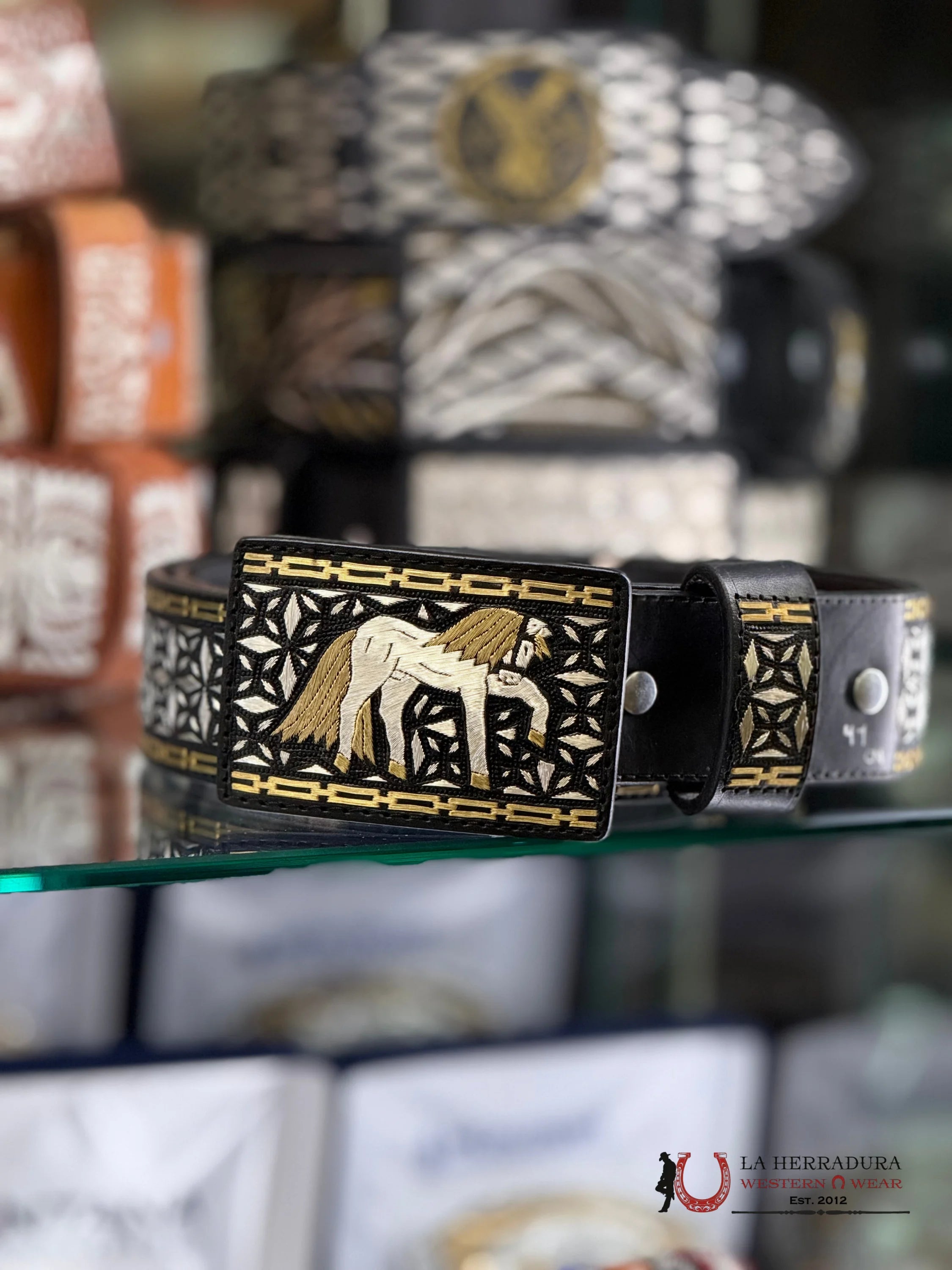 CINTO DE PLATA DETALLES DORADOS CABALLO CINTURONES HOMBRES