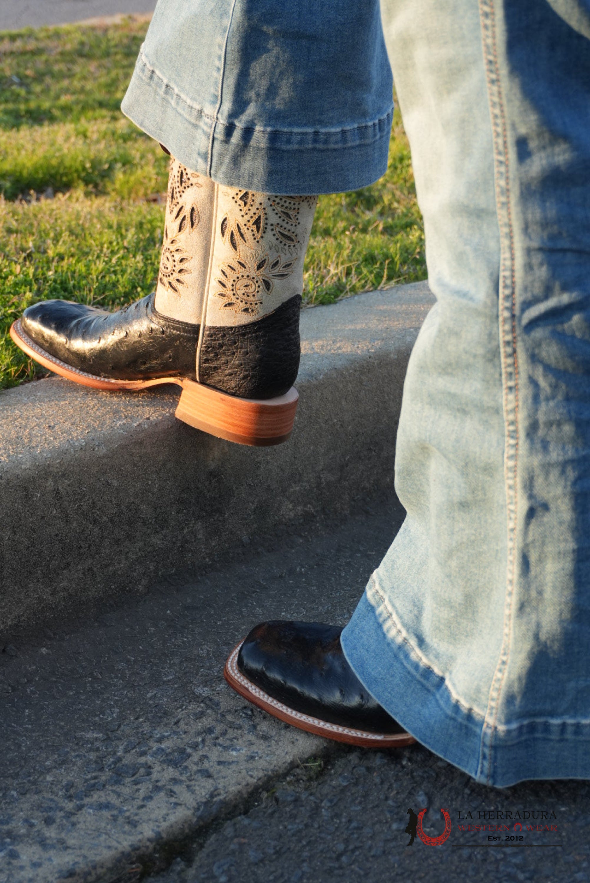 CORRAL WOMEN BLACK BONE OSTRICH EMBROIDERY & GLITTER BOOT BOTAS MUJERES