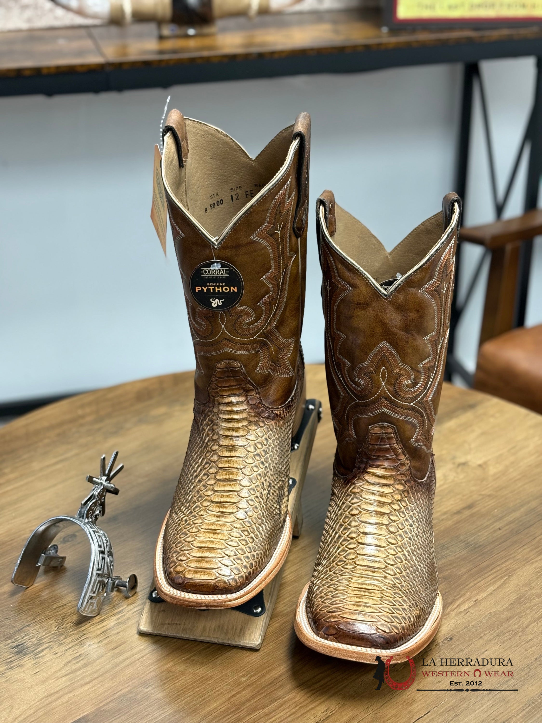 Corral Mens Taupe Python Embroidery Wide Sq Toe Botas Hombres